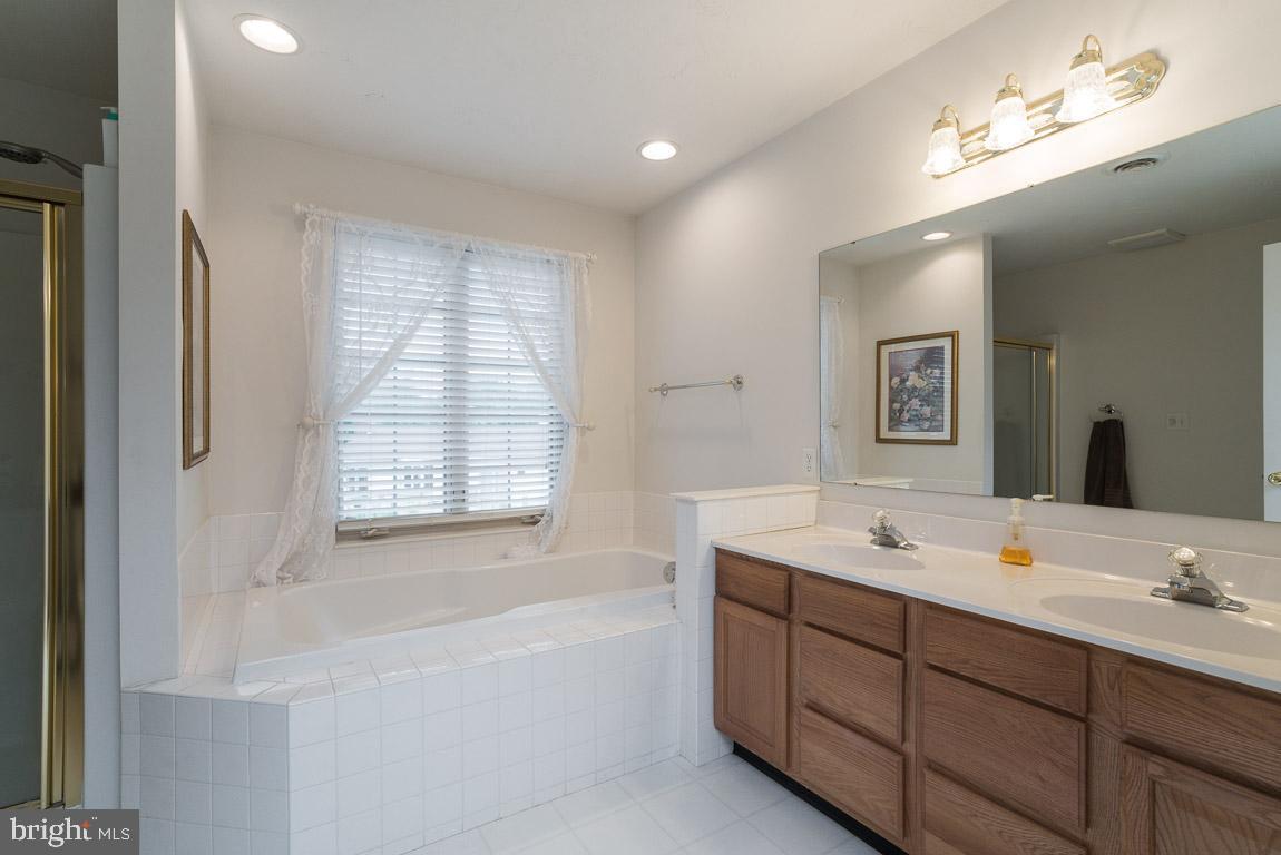 COLONIAL HILLS - Residential