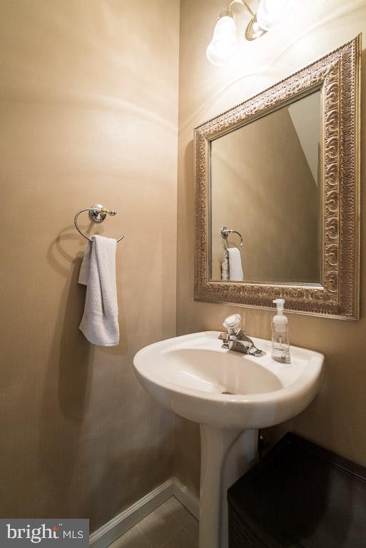 COLONIAL HILLS - Residential