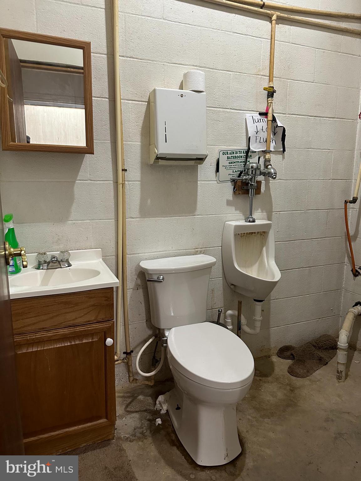 Main image without alt text