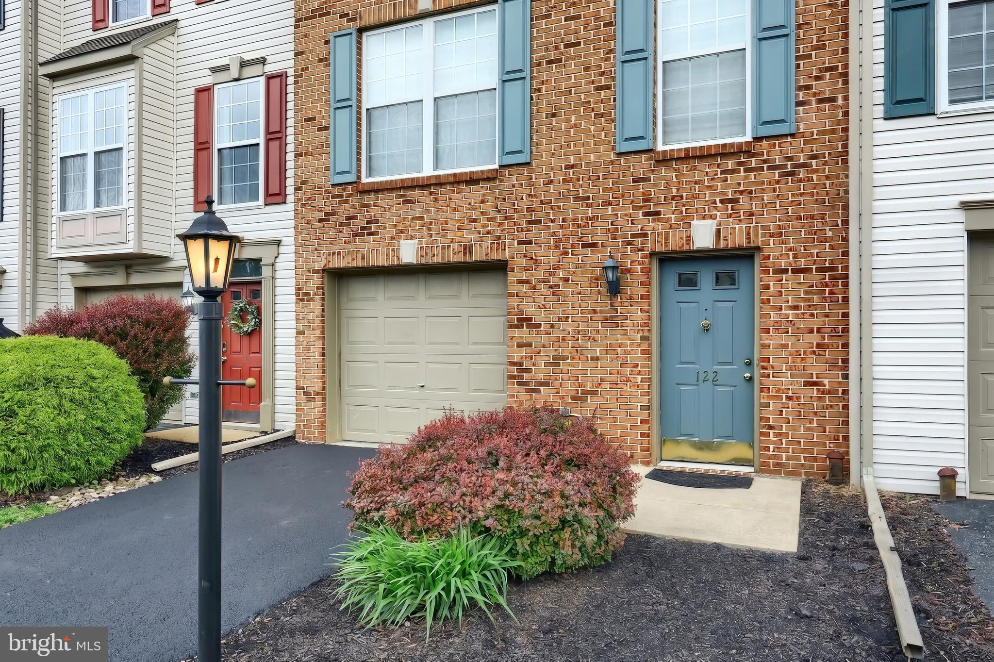 LOMBARD PINES - Residential