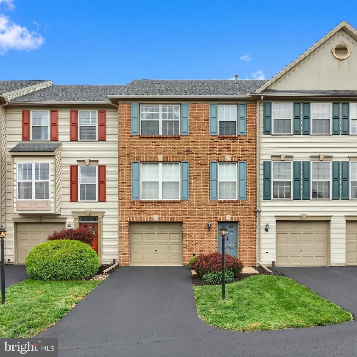 LOMBARD PINES - Residential