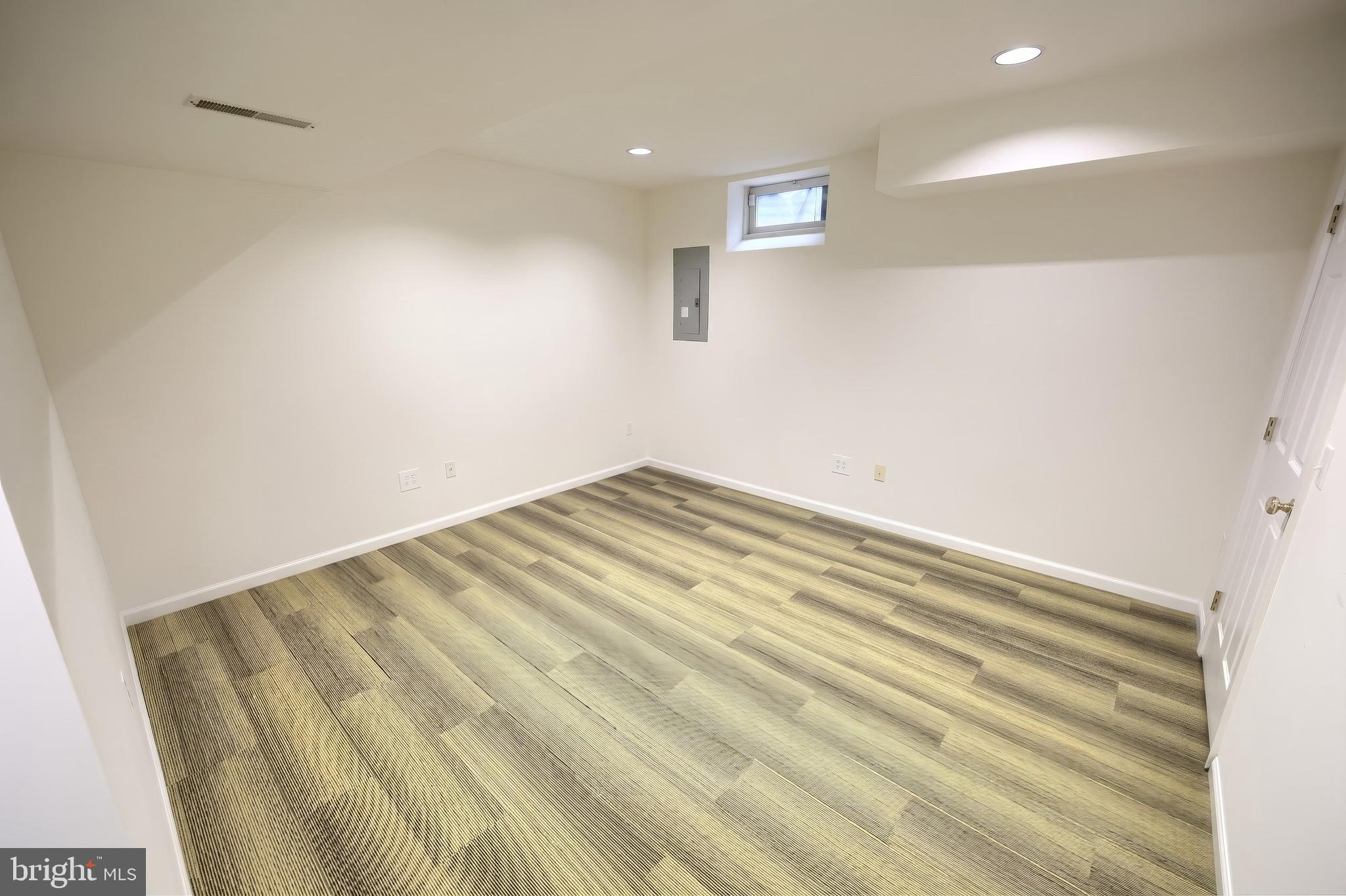 LOMBARD PINES - Residential