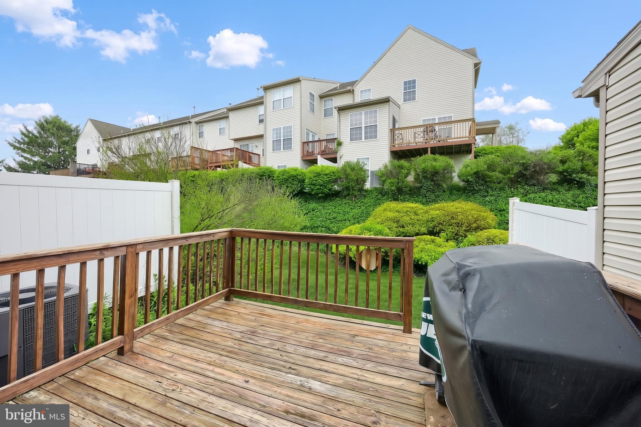 LOMBARD PINES - Residential
