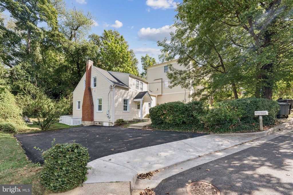 Photo of 2153 N Taylor Street, ARLINGTON, VA 22207 (MLS # VAAR2062438)