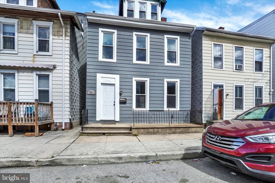 Move right in to this 3 bedroom, 1 bathroom detached home with fenced backyard and detached 2 car garage.