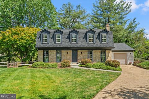 Photo of 1732 Chesterford Way, MCLEAN, VA 22101 (MLS # VAFX2304730)