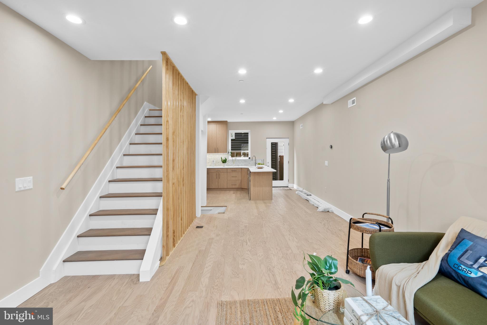 QUEEN VILLAGE - Residential