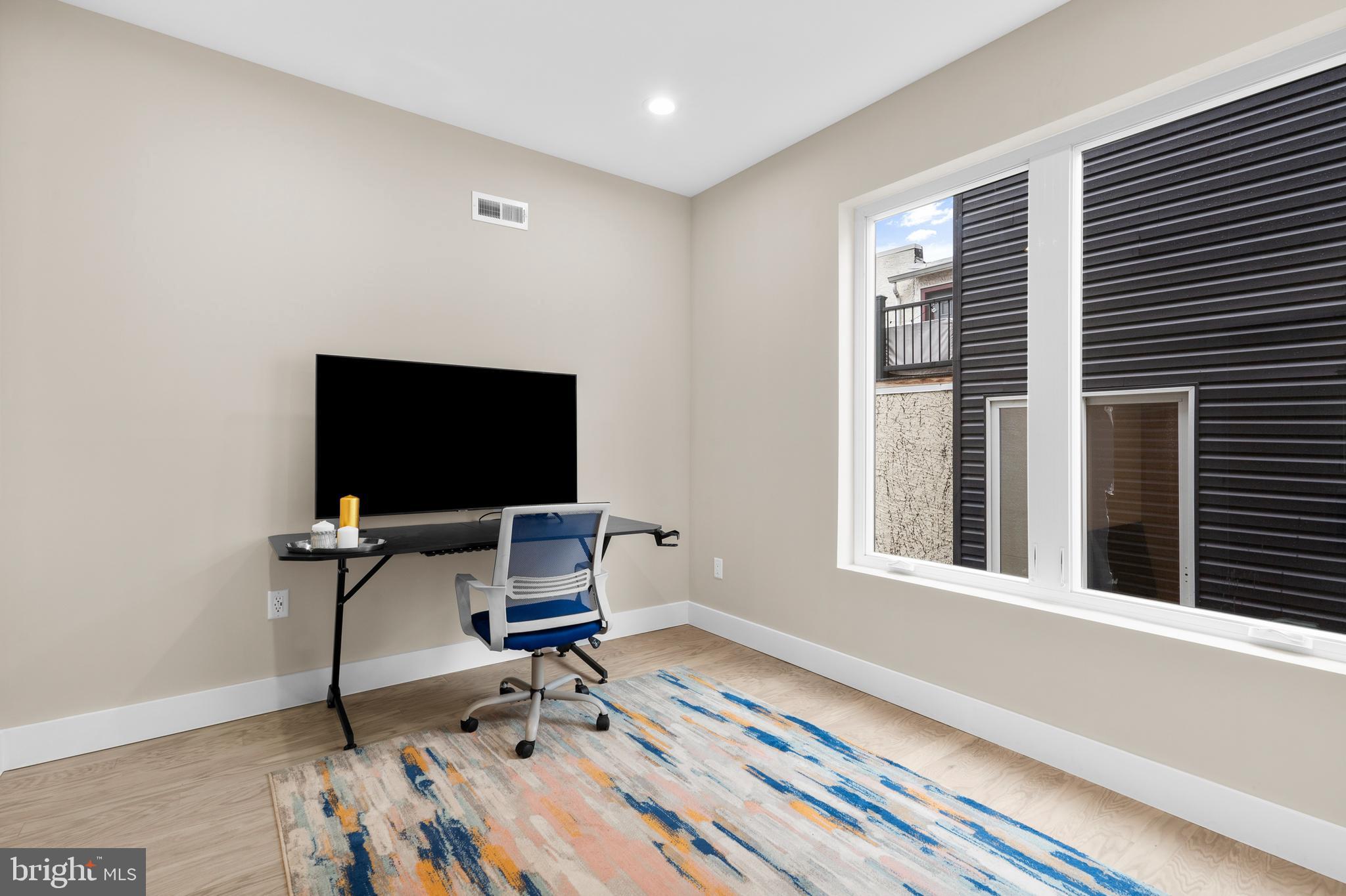 QUEEN VILLAGE - Residential