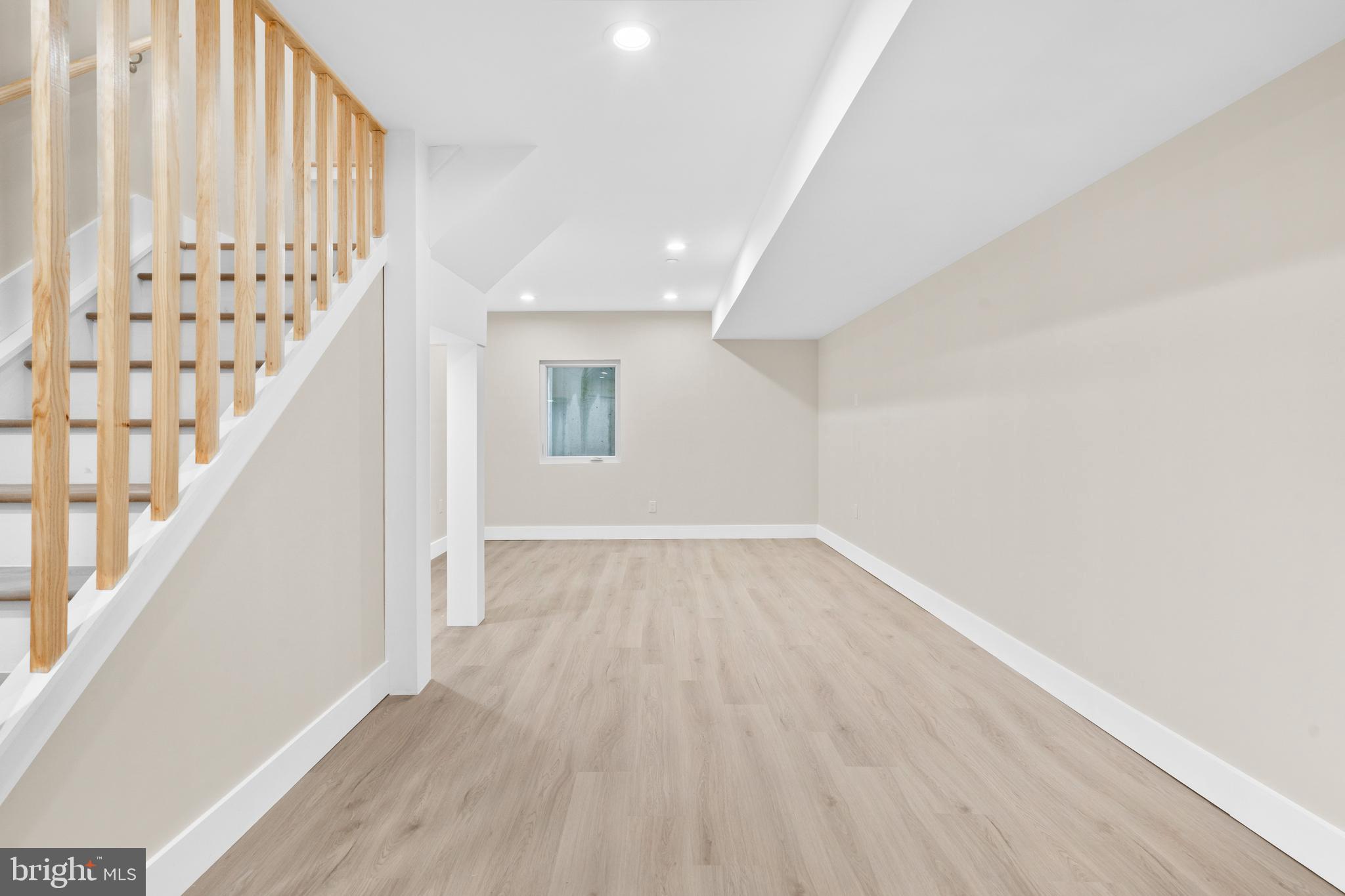 QUEEN VILLAGE - Residential