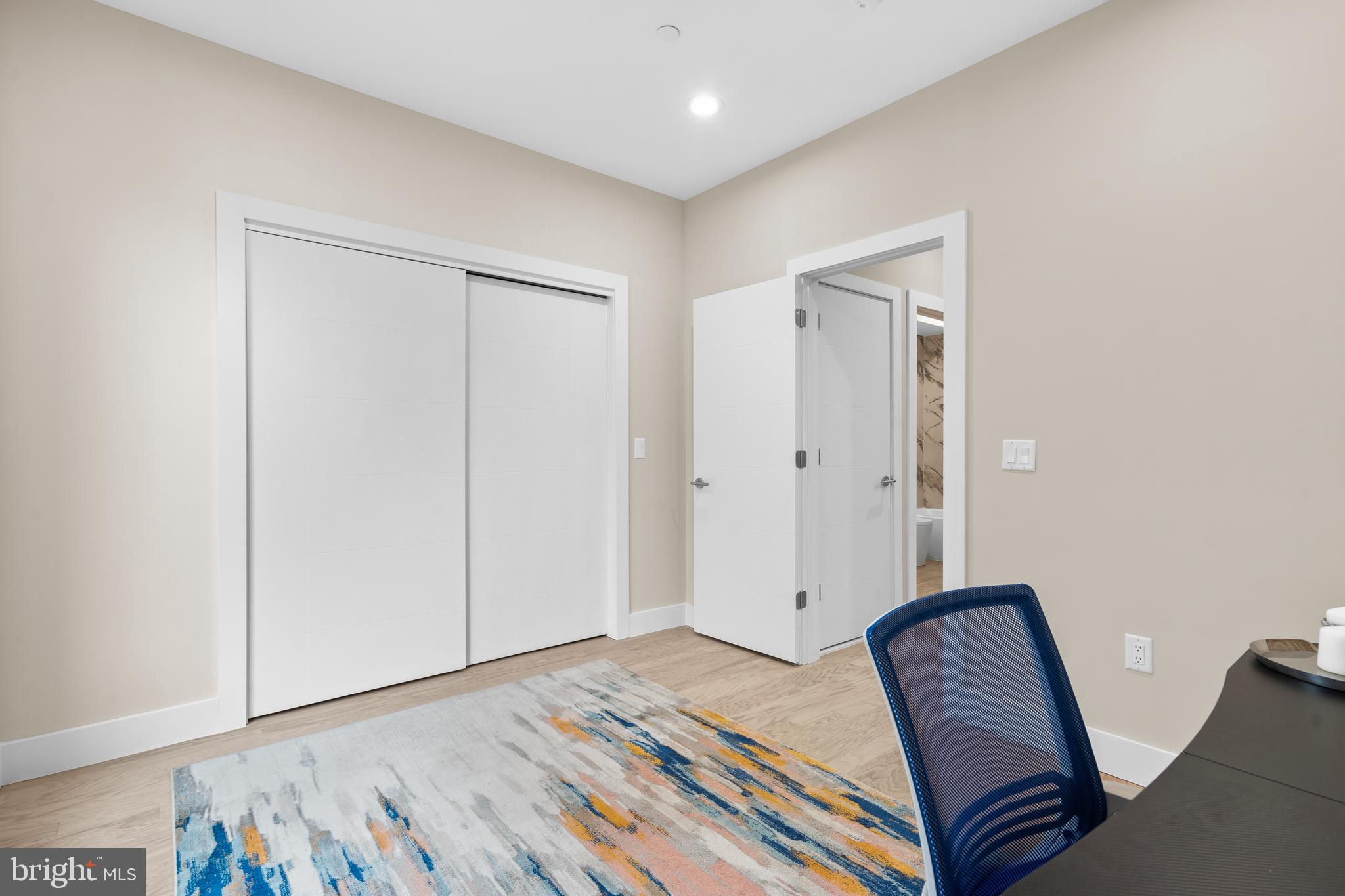 QUEEN VILLAGE - Residential