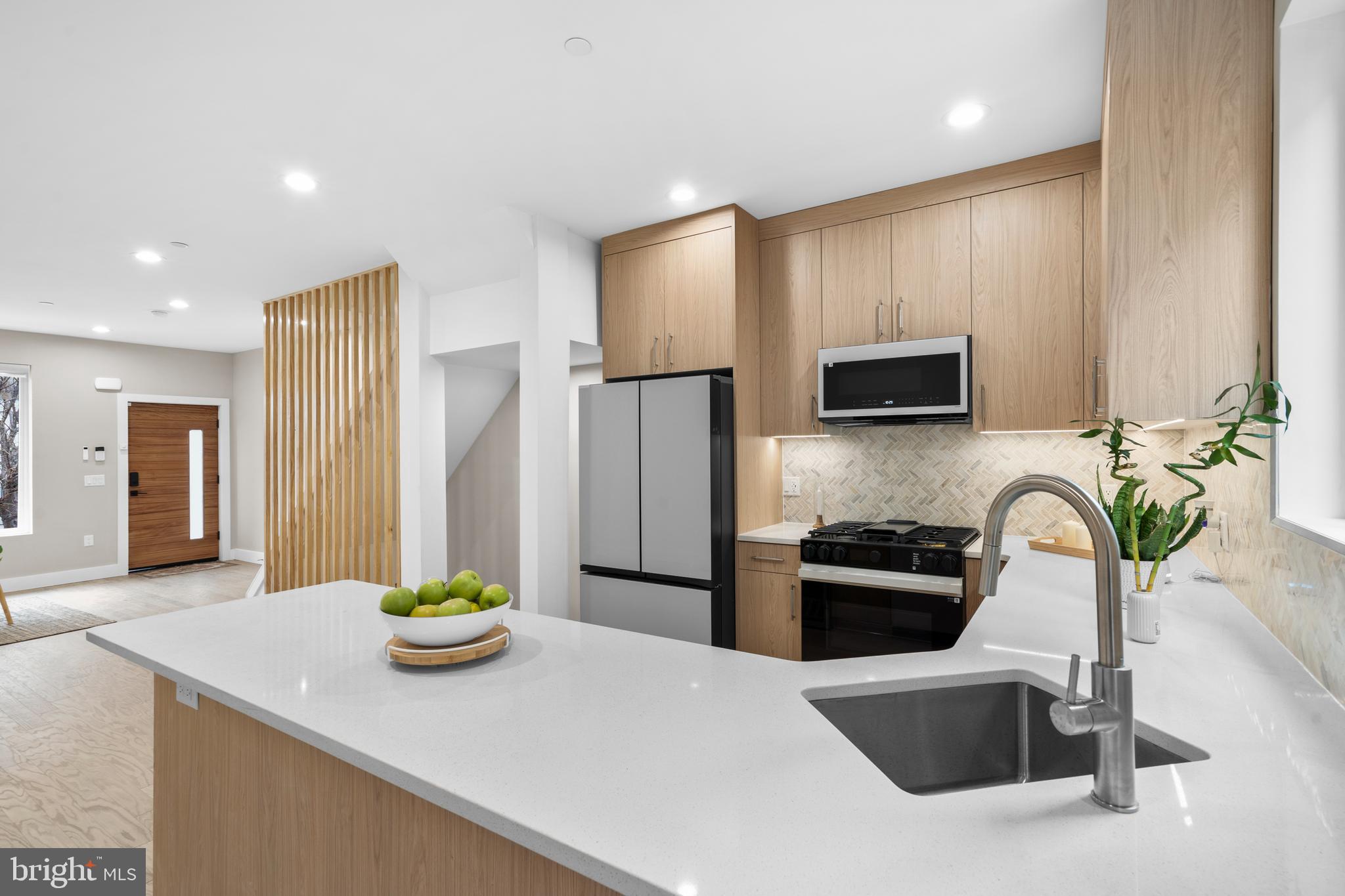 QUEEN VILLAGE - Residential