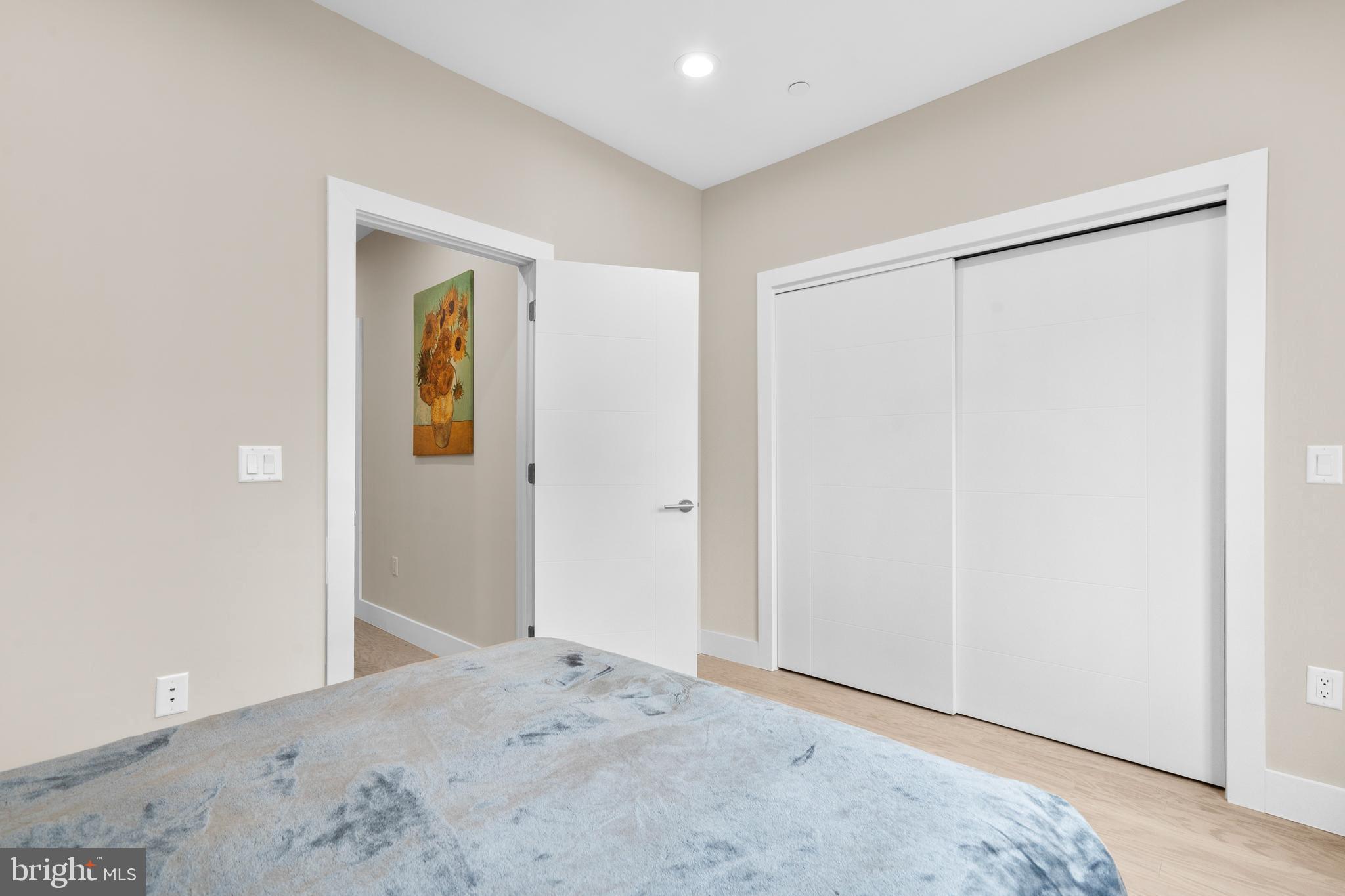 QUEEN VILLAGE - Residential