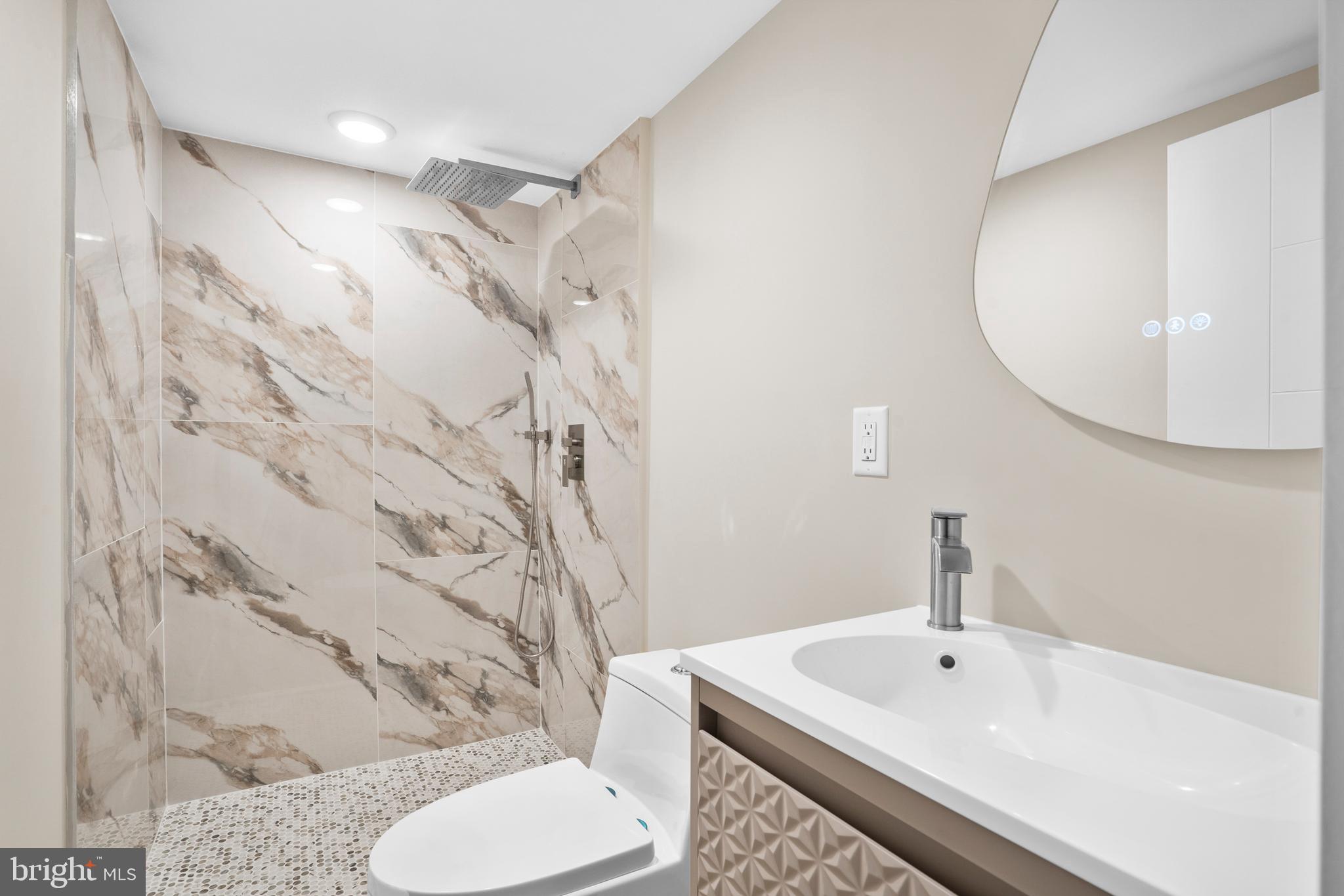 QUEEN VILLAGE - Residential