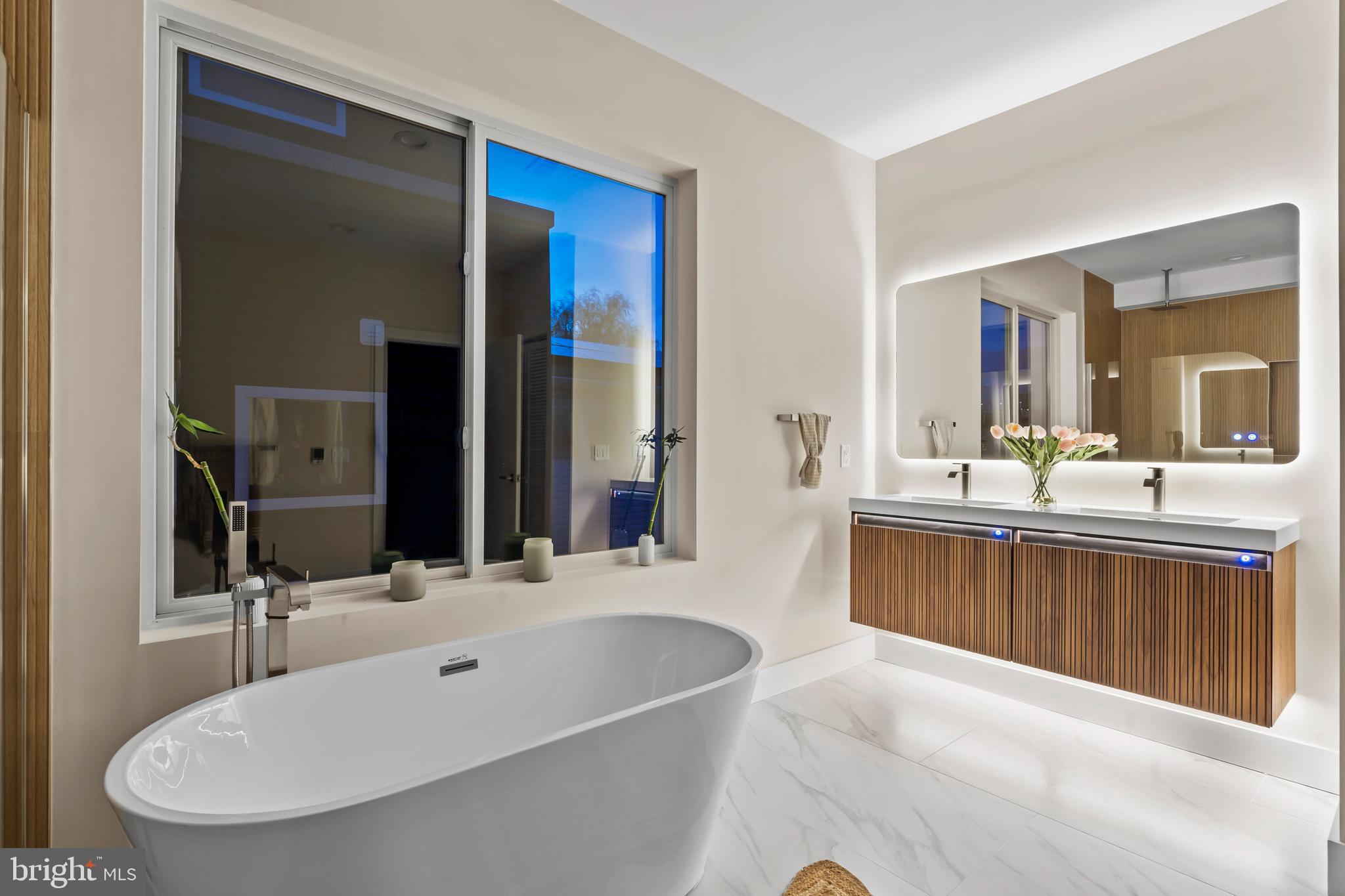 QUEEN VILLAGE - Residential