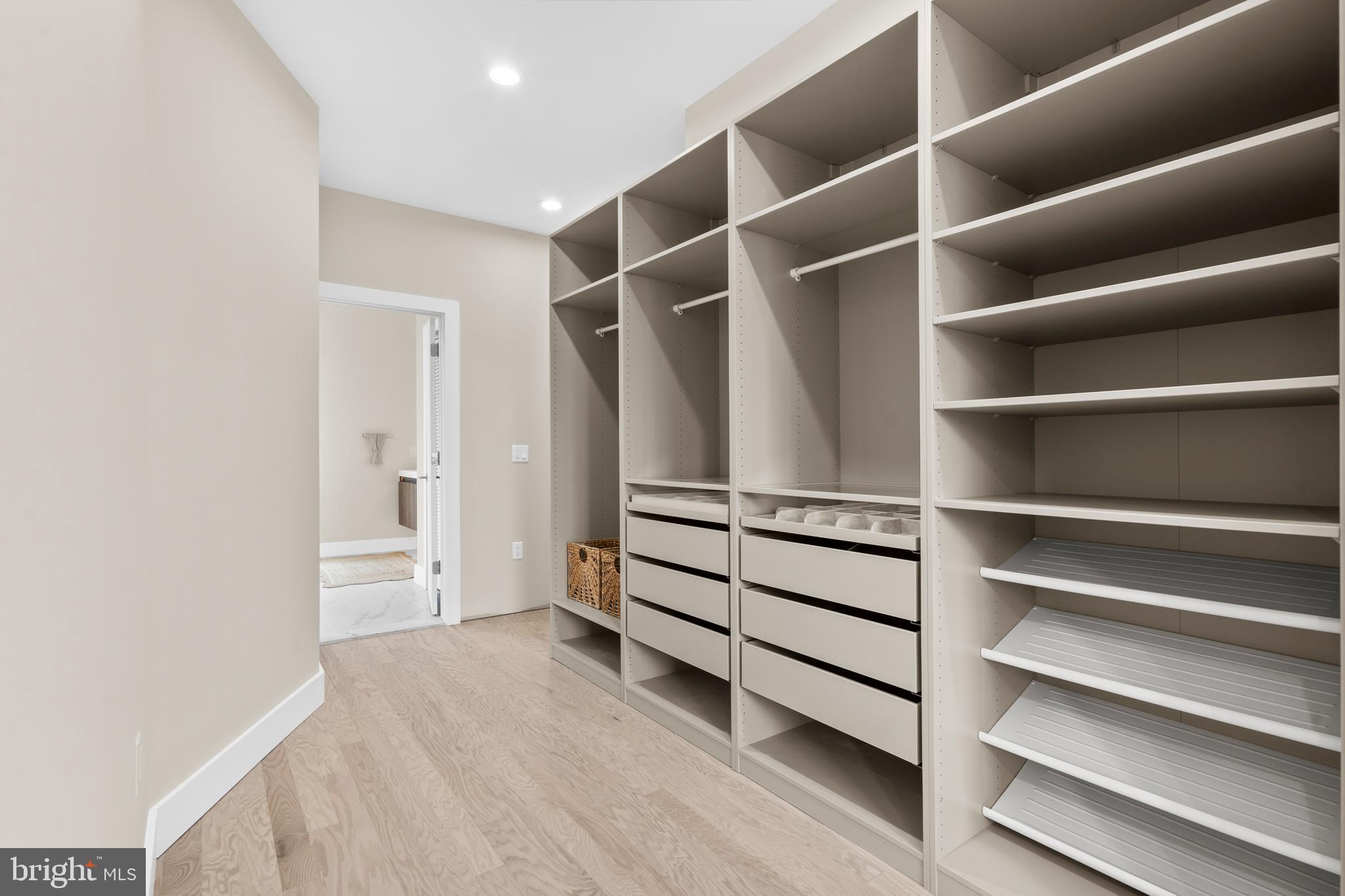 QUEEN VILLAGE - Residential