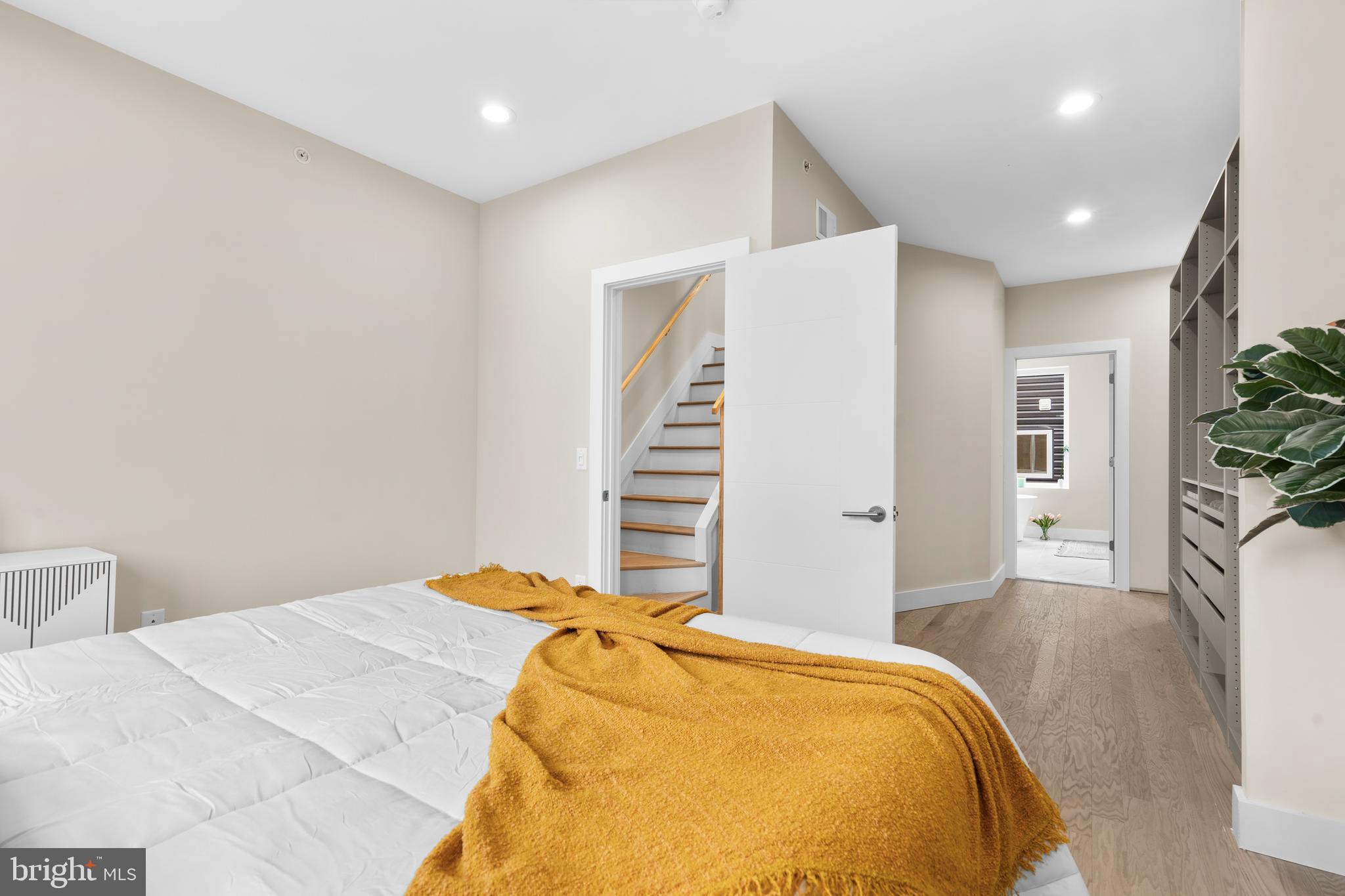 QUEEN VILLAGE - Residential