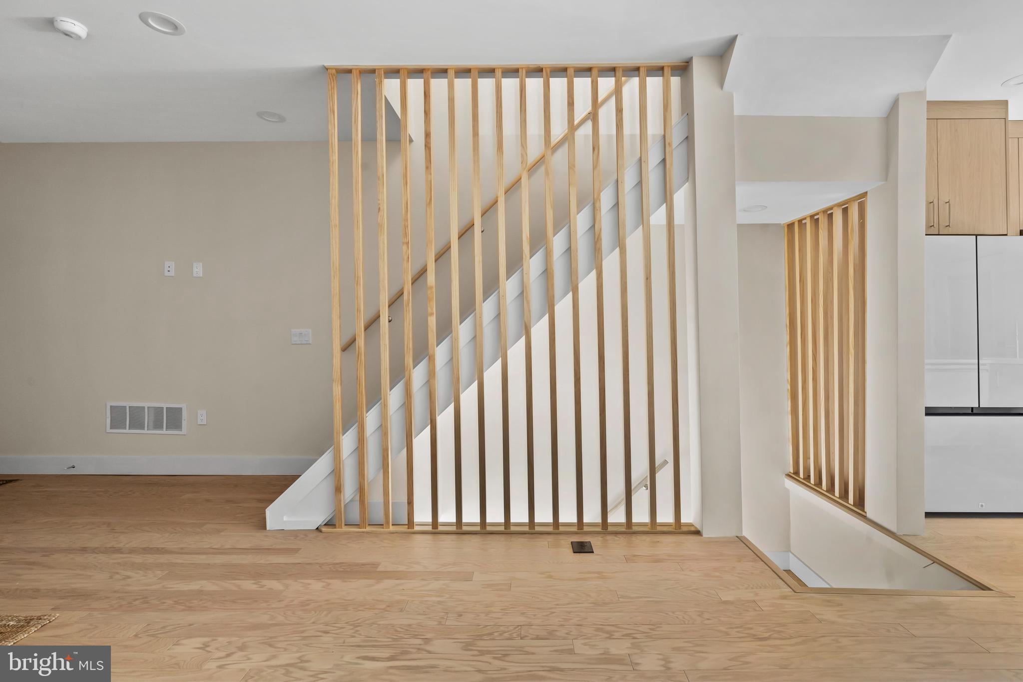 QUEEN VILLAGE - Residential