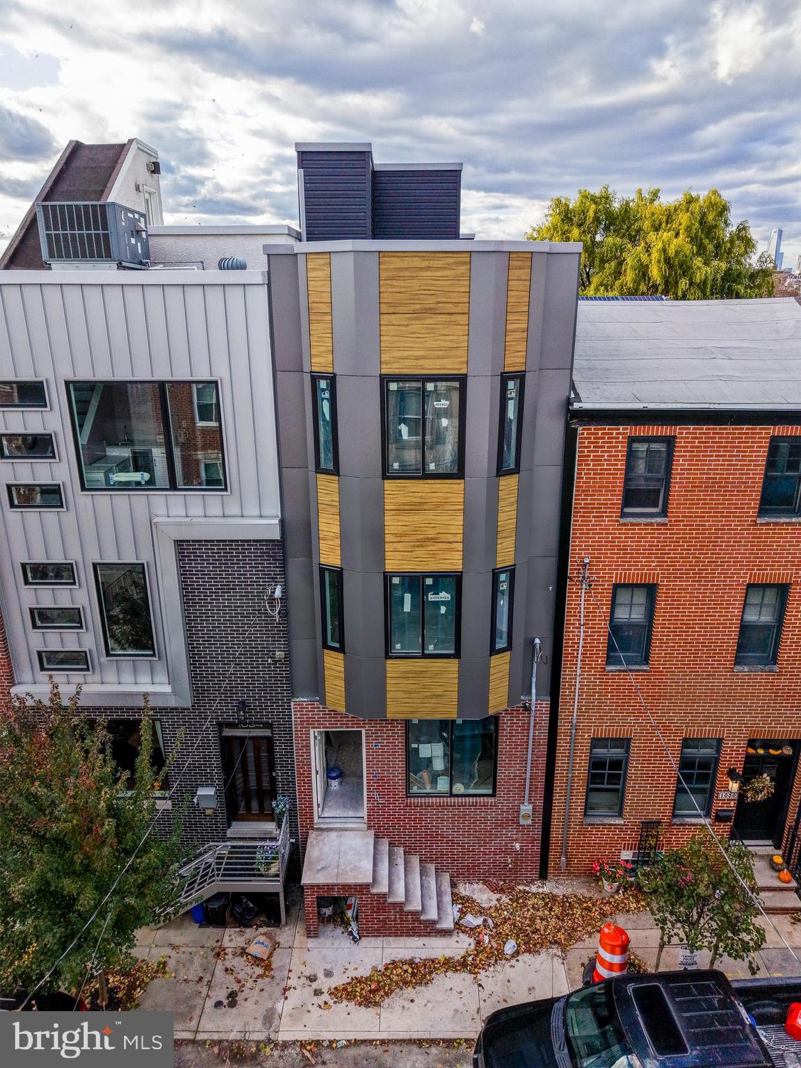 QUEEN VILLAGE - Residential