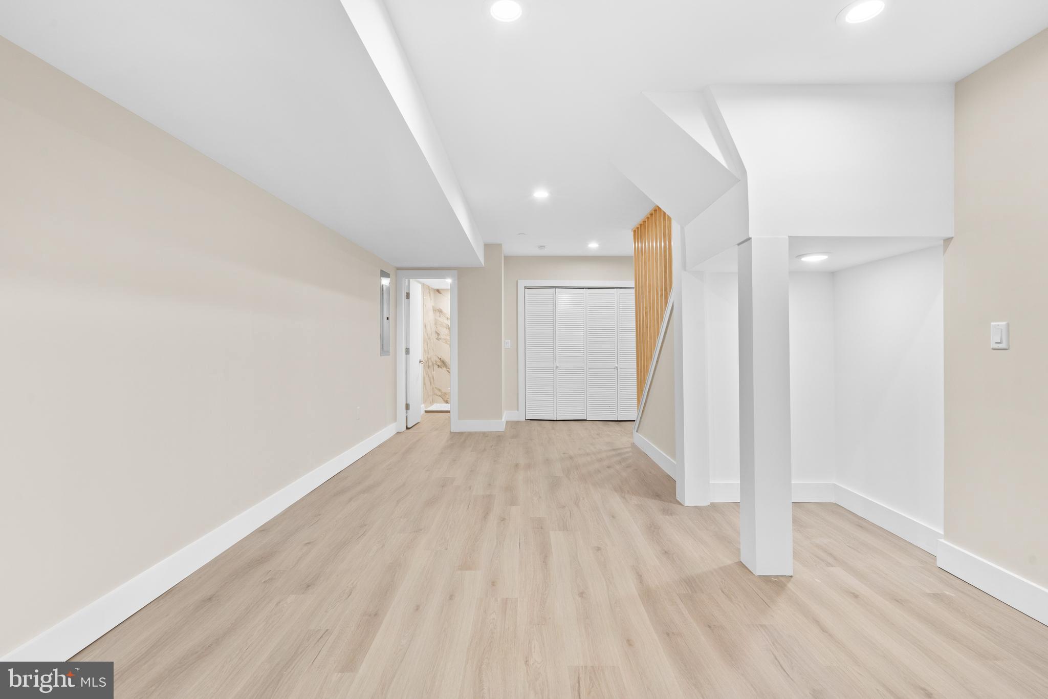 QUEEN VILLAGE - Residential