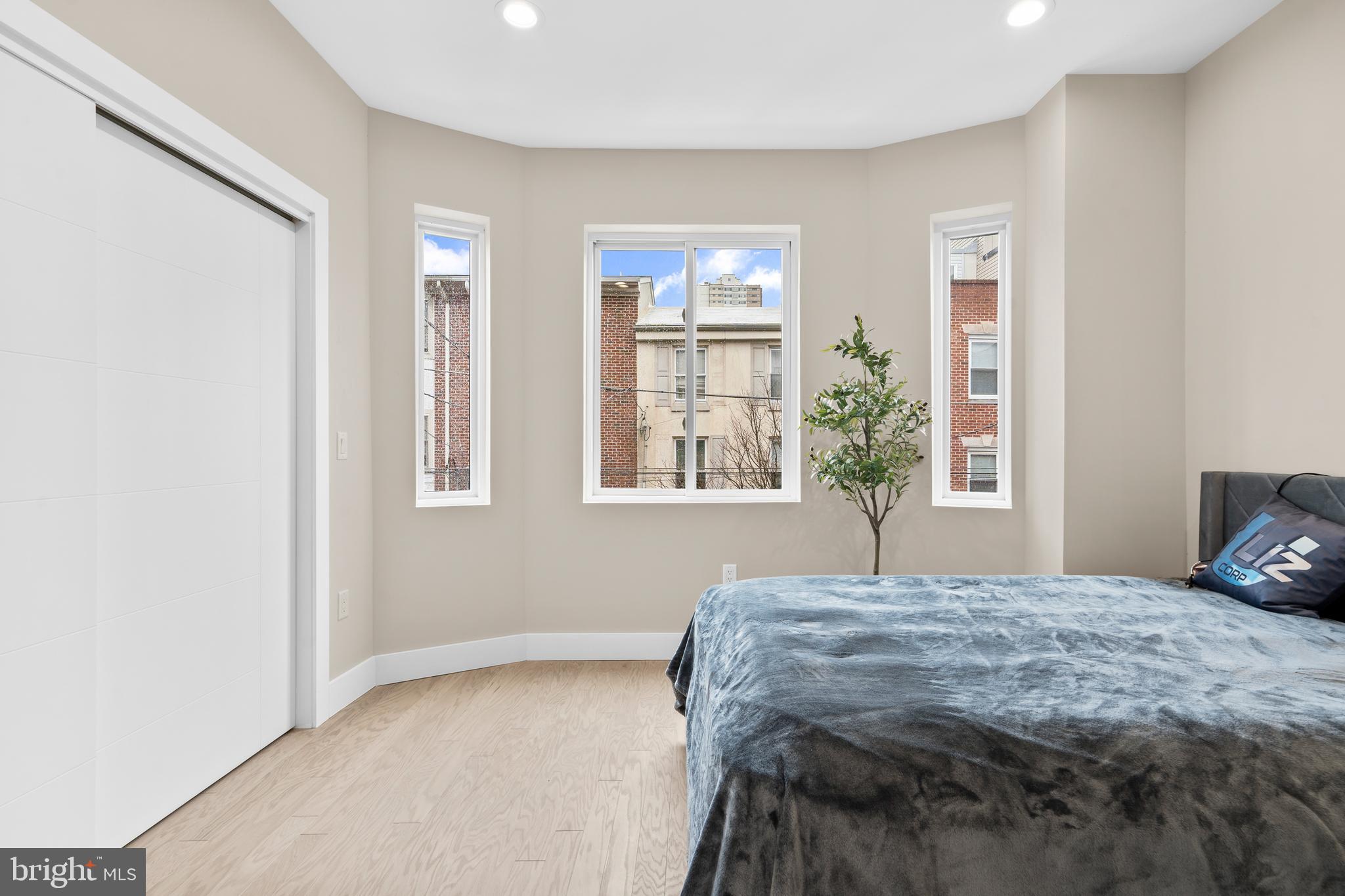 QUEEN VILLAGE - Residential