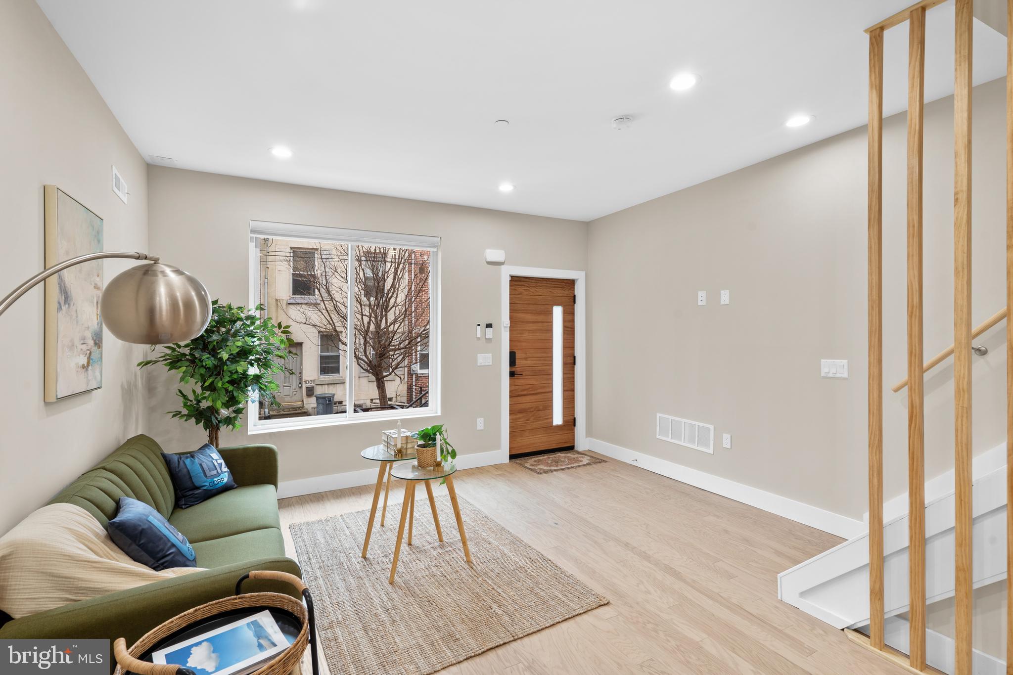 QUEEN VILLAGE - Residential