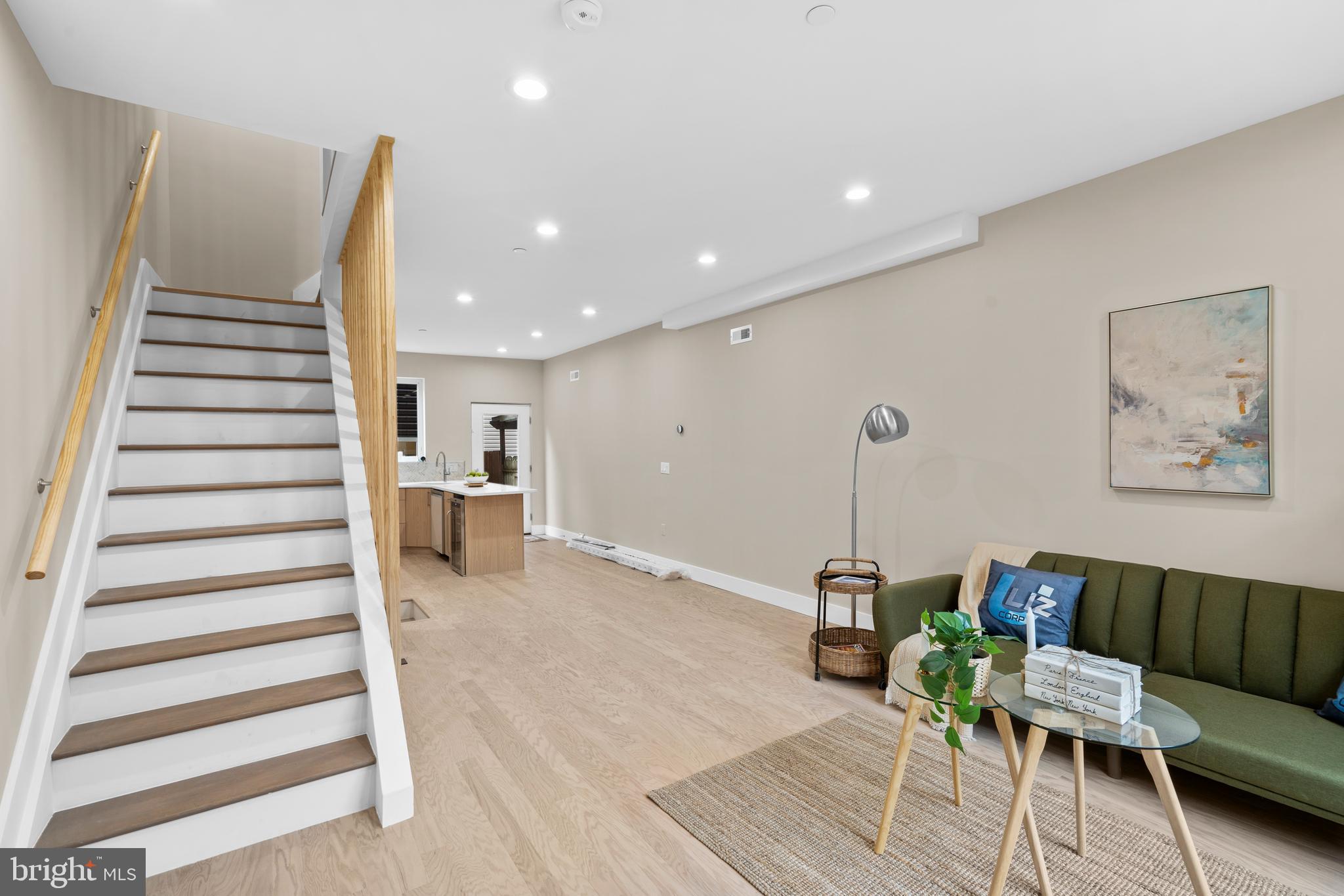 QUEEN VILLAGE - Residential