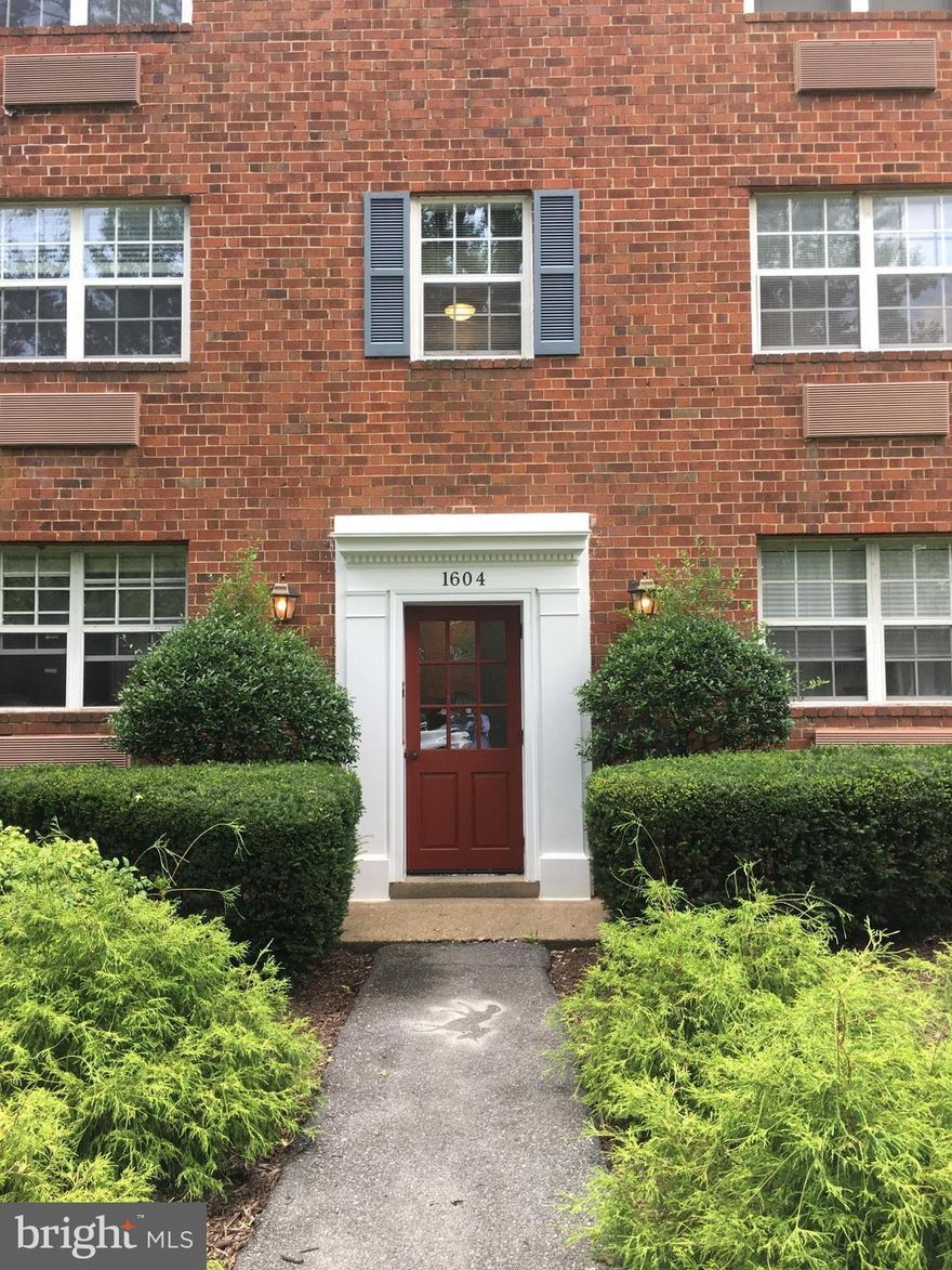 Sunny apartment w w/indows galore to be fully painted, popcorn ceiling replaced prior to the new tenant move-in! Beautiful parquet floors throughout, bookcases in the LR, washer/dryer,2 walk-in closets. Plenty of parking! Set in lovely courtyard, close to pool/exercise room, tennis! At entrance to Old Town! Min's to Reagan Airport,DC,Pentagon & King Street.Cats only w/ deposit-no dogs!Nice Tenant!