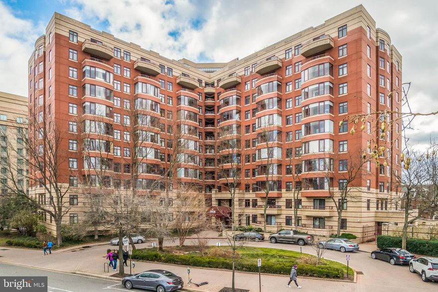 Open Houses: Saturday (01/11) from 12PM-3PM and Sunday (01/12) from 12PM-4PM. This inviting 1 bedroom, 1 bathroom unit at The Charleston is conveniently located in Northern Arlington. An open living room, a spacious dining area, in-unit washer/dryer, upgraded kitchen with stainless steel appliances, and a wonderful outdoor balcony complete this move-in ready space. Freshly painted, with hardwood floors. Utilities are included in condo fee. Walking distance to Clarendon/Courthouse. Close to Whole Foods, restaurants, bars and shops. 1 block to Court House Metro. Building amenities include a concierge, exercise room, party room and outdoor pool. Assigned parking is included.