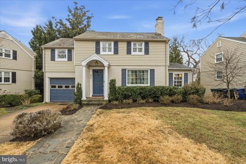Photo of 802 Grand View Drive, ALEXANDRIA, VA 22305 (MLS # VAAX2054714)