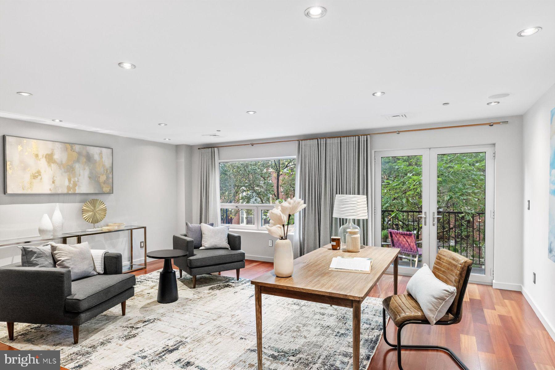 LOGAN SQUARE - Residential