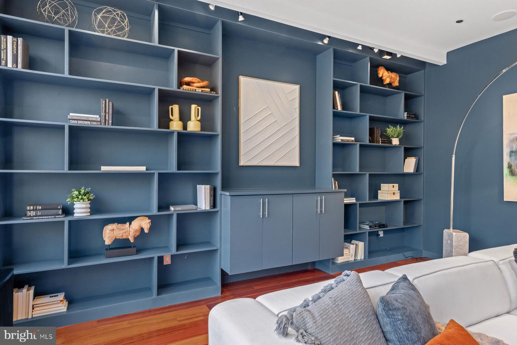 LOGAN SQUARE - Residential