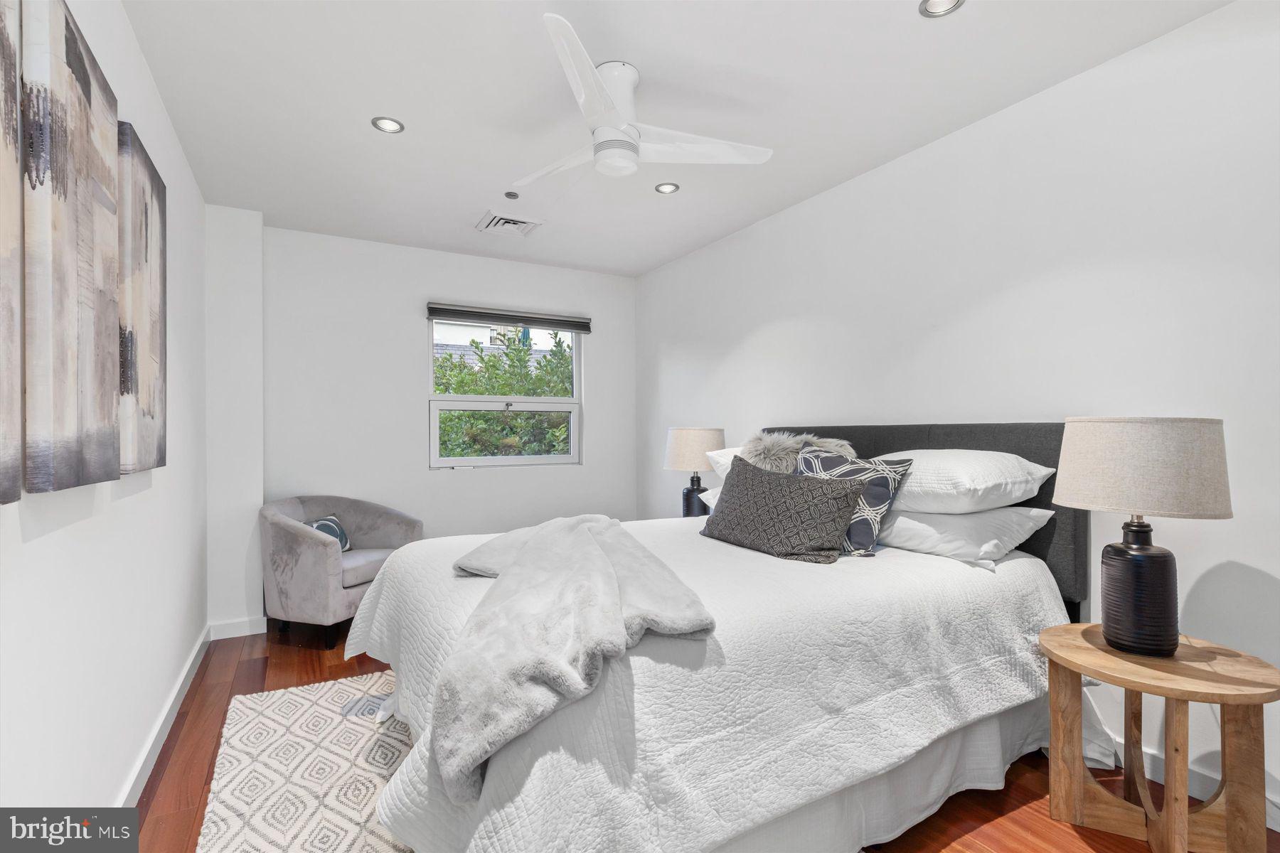 LOGAN SQUARE - Residential