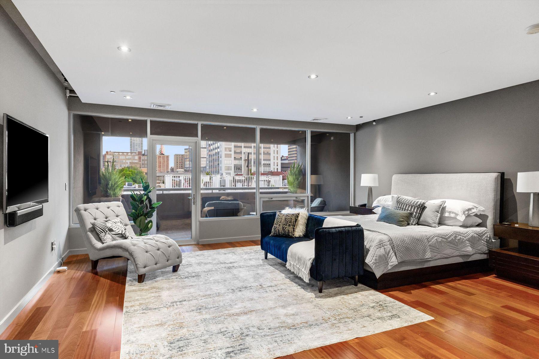 LOGAN SQUARE - Residential