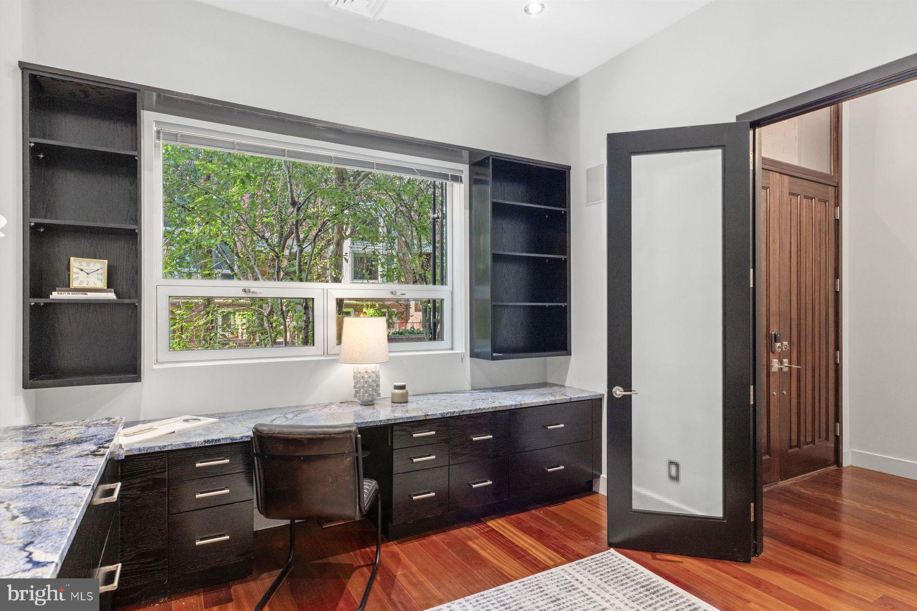 LOGAN SQUARE - Residential