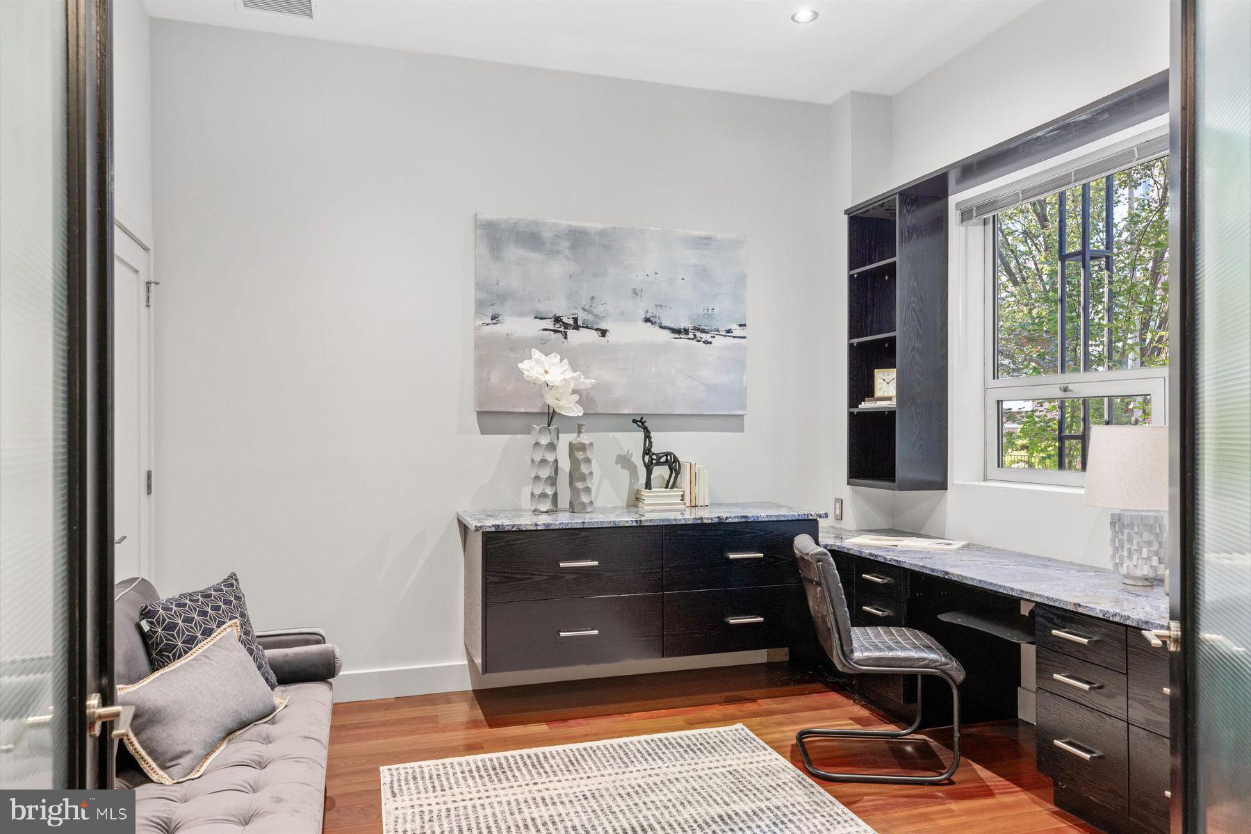 LOGAN SQUARE - Residential