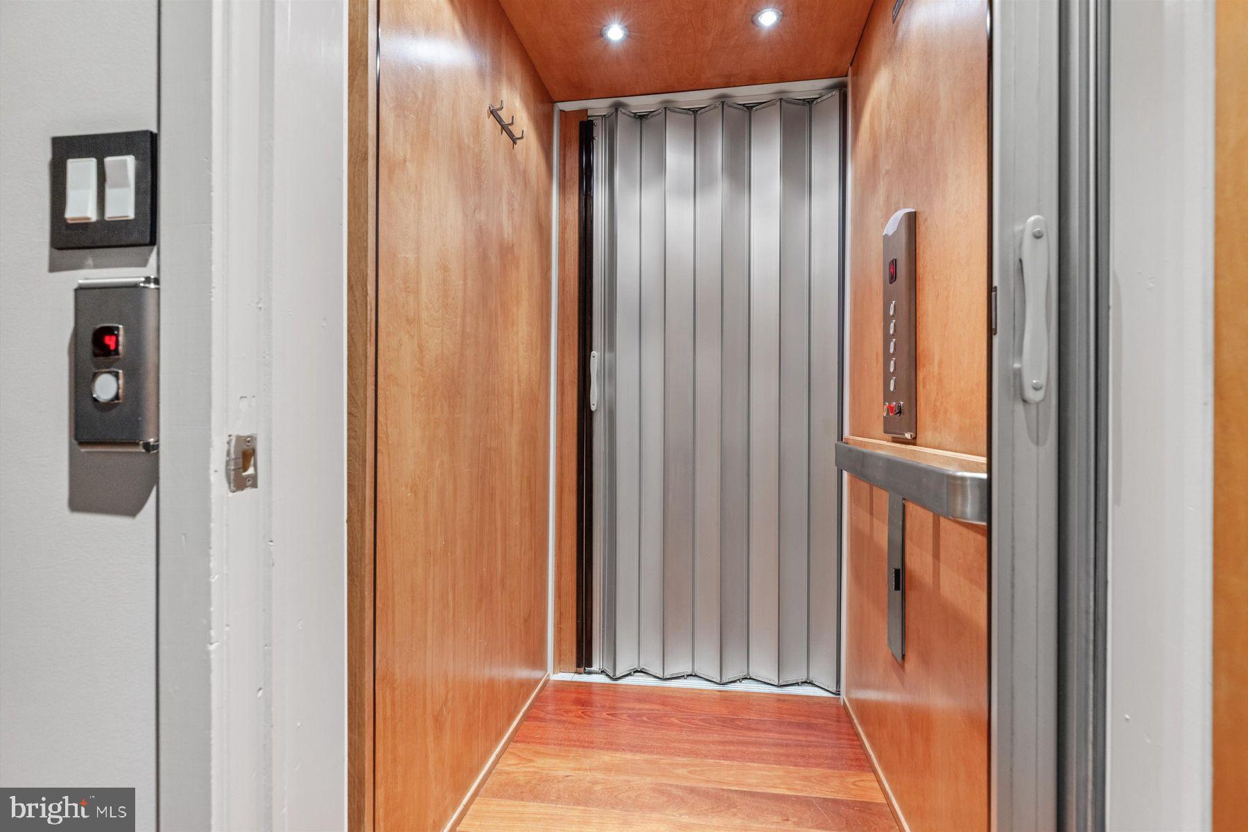 LOGAN SQUARE - Residential