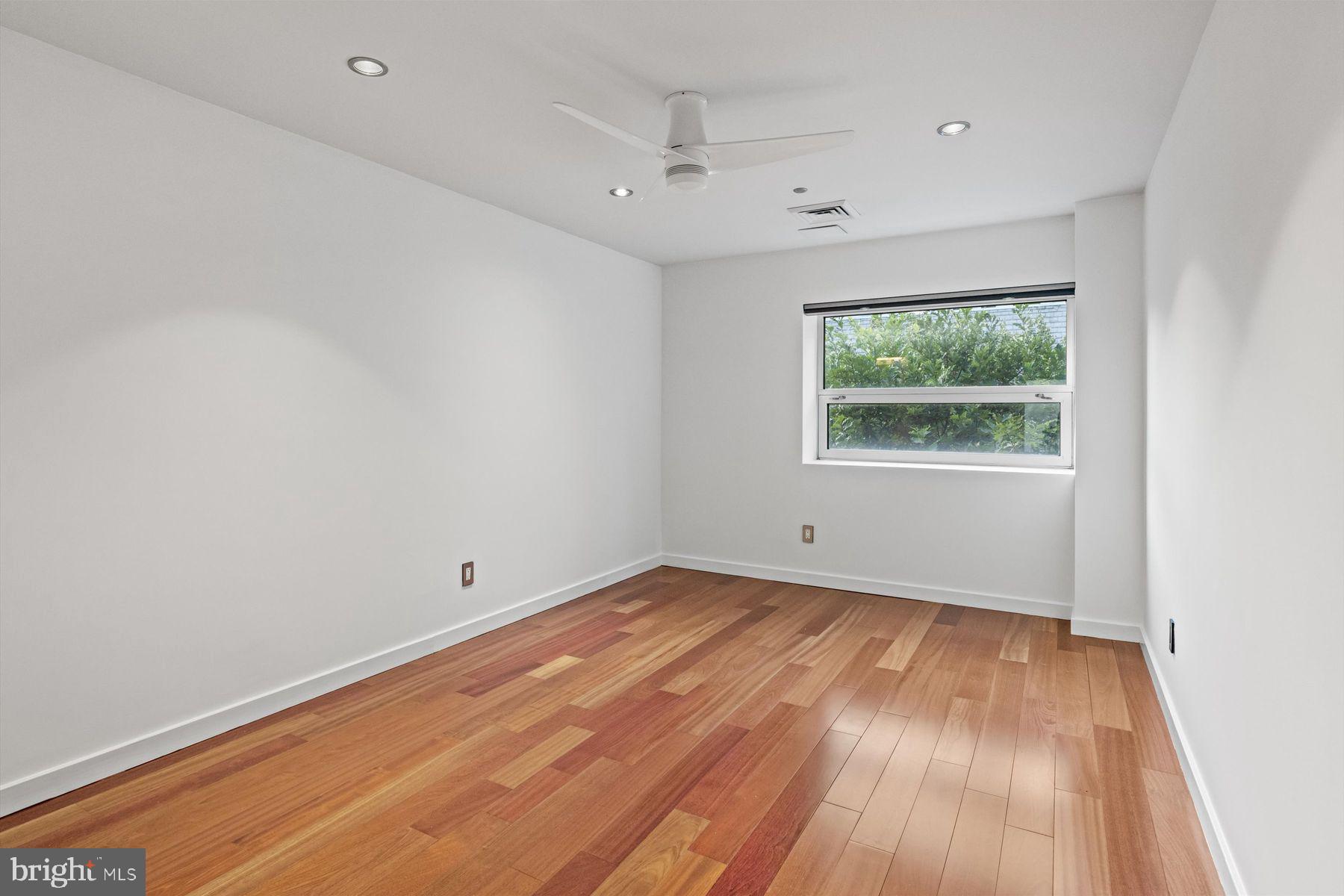 LOGAN SQUARE - Residential