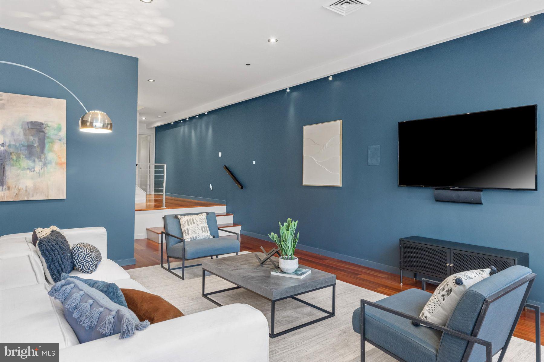 LOGAN SQUARE - Residential