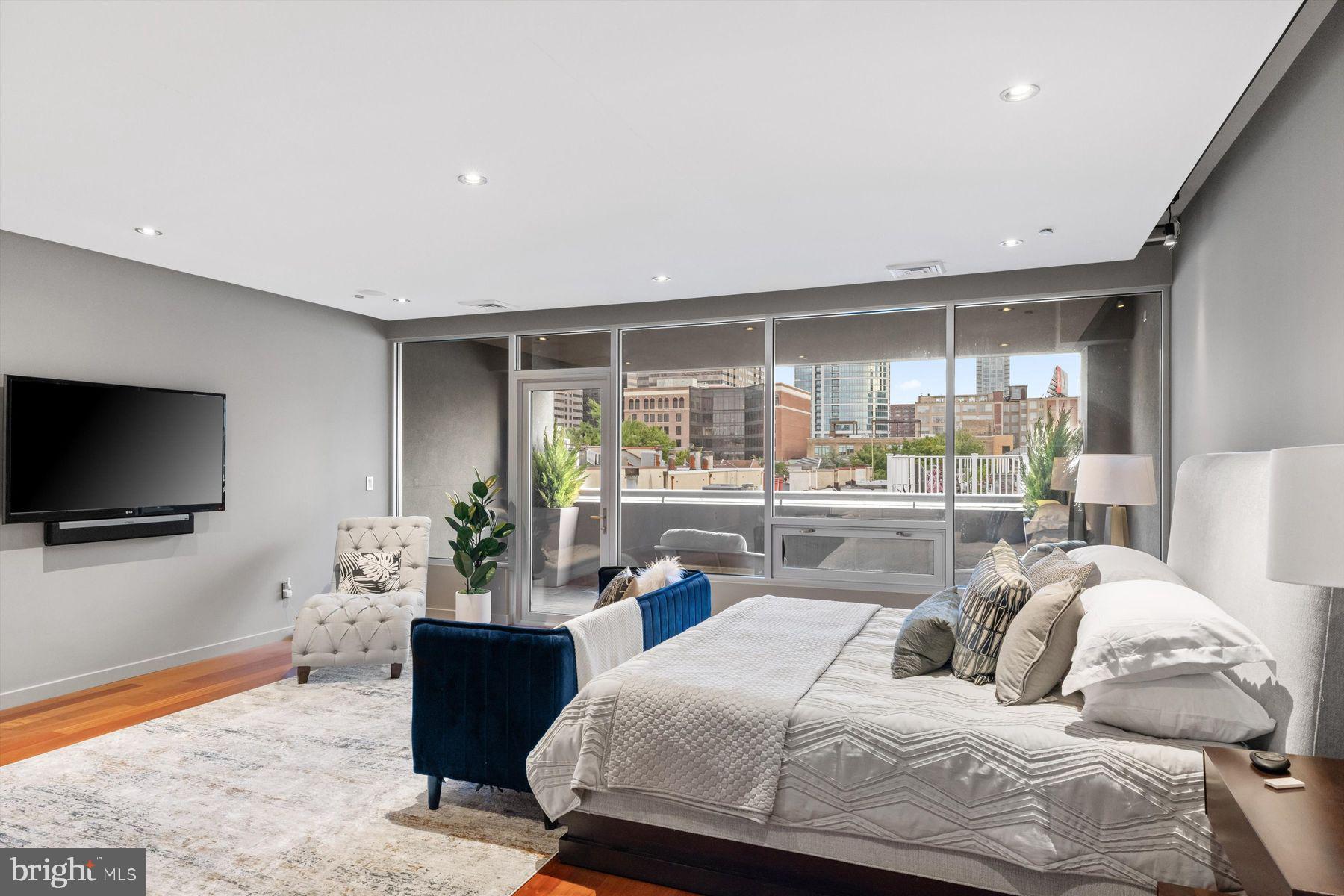 LOGAN SQUARE - Residential