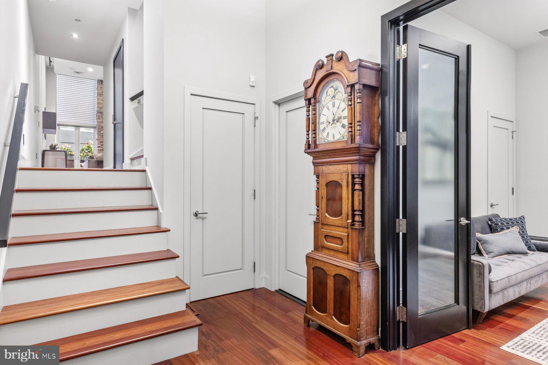 LOGAN SQUARE - Residential