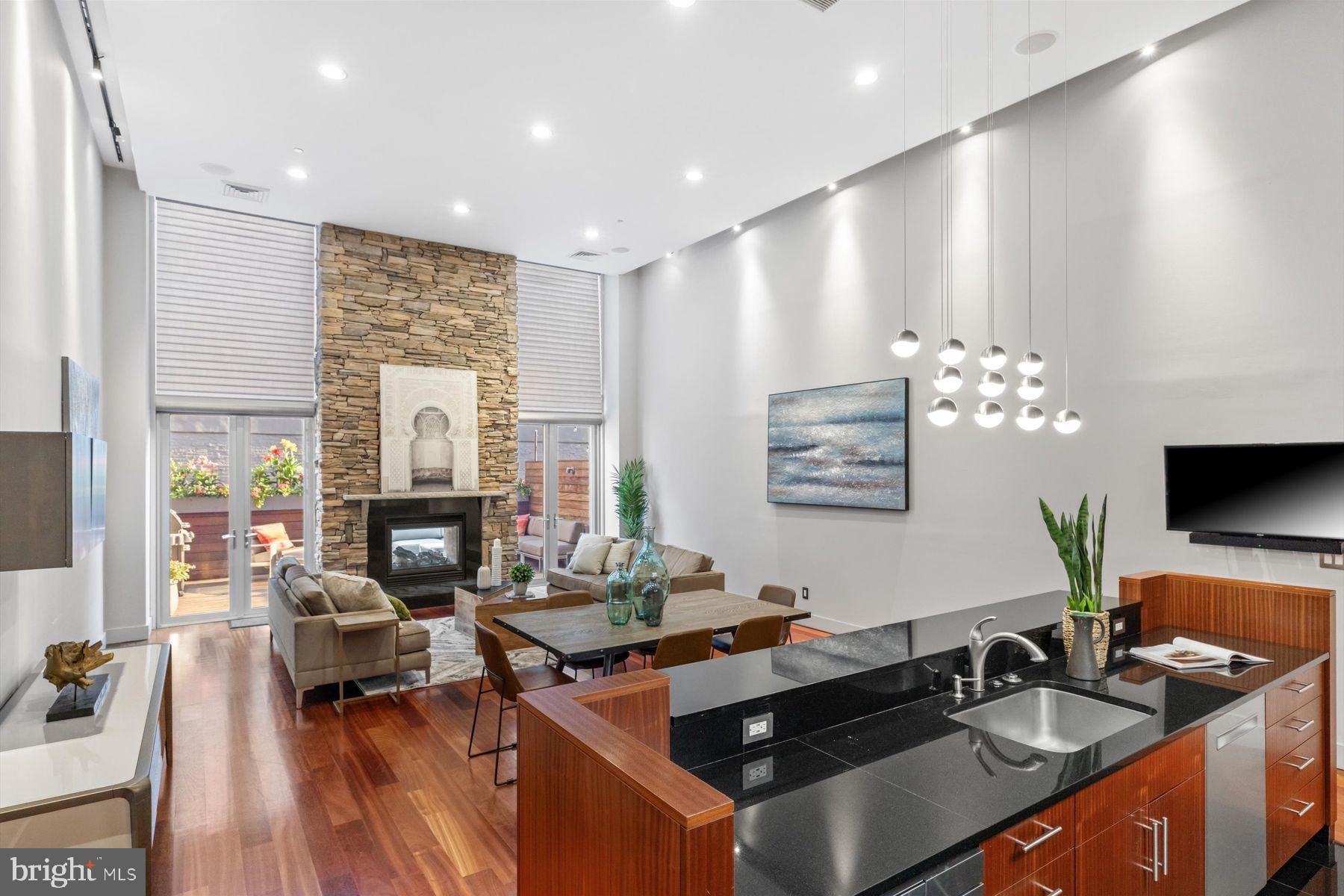 LOGAN SQUARE - Residential