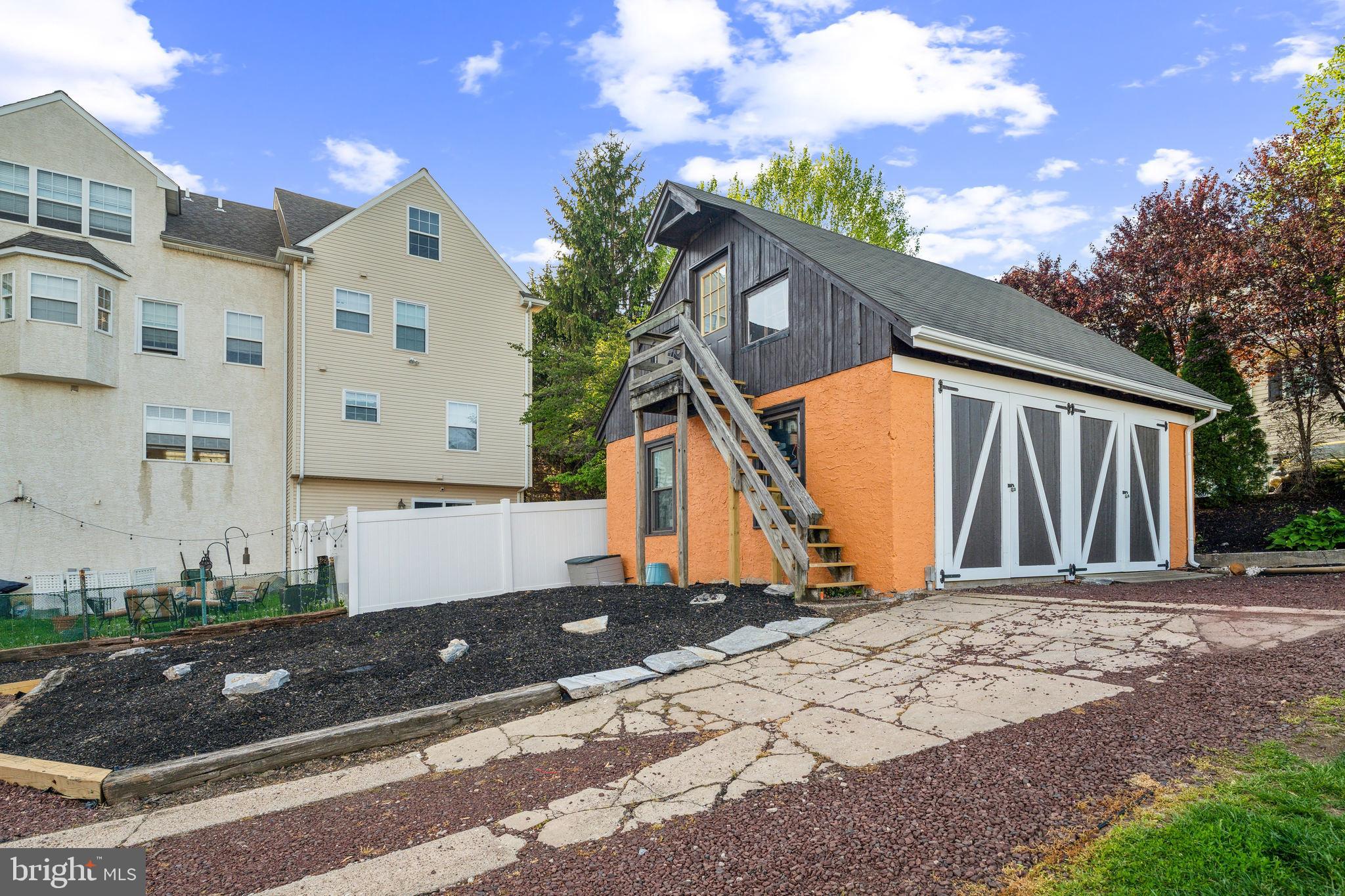 814 E HECTOR STREET