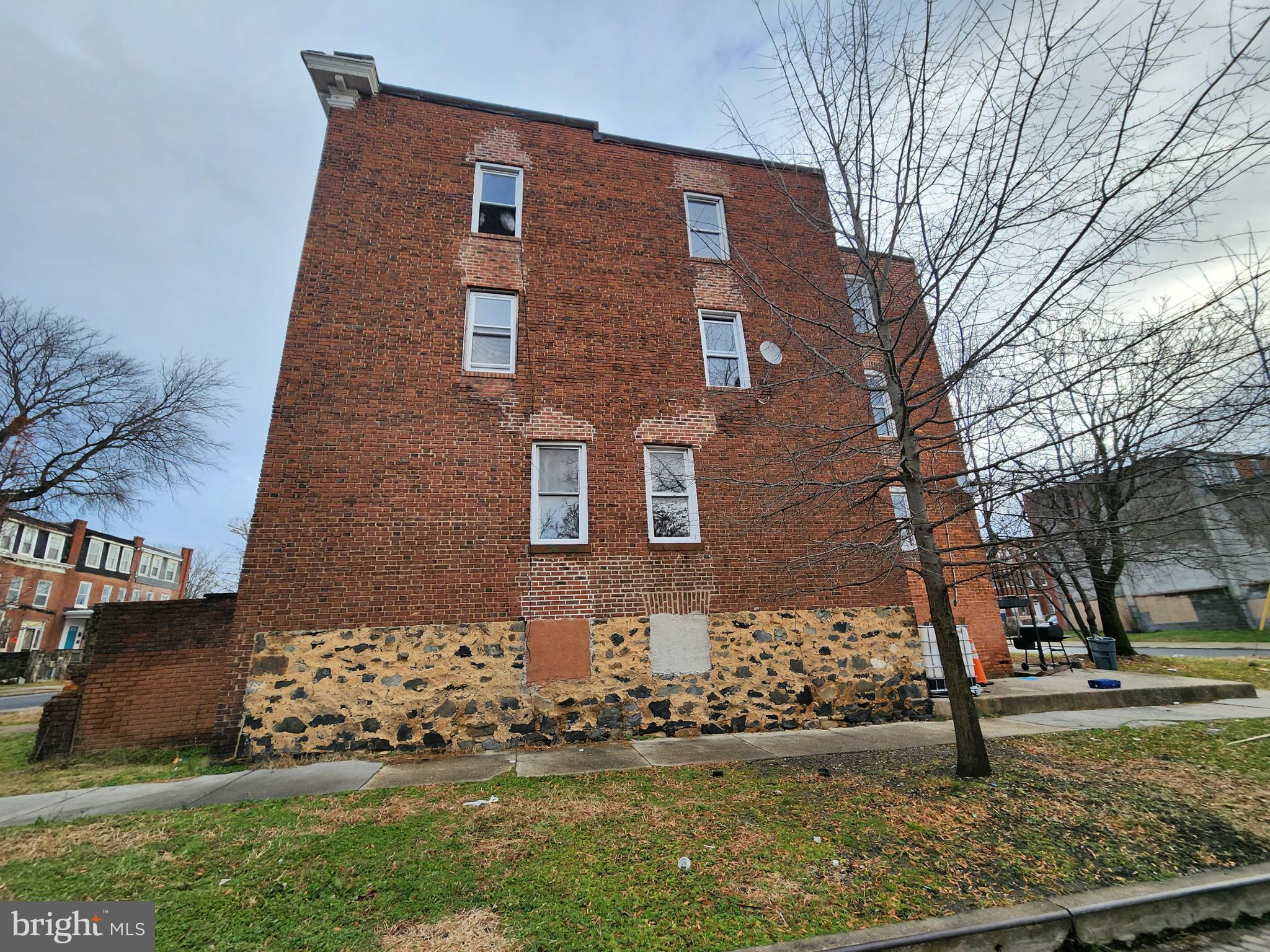 Main image without alt text