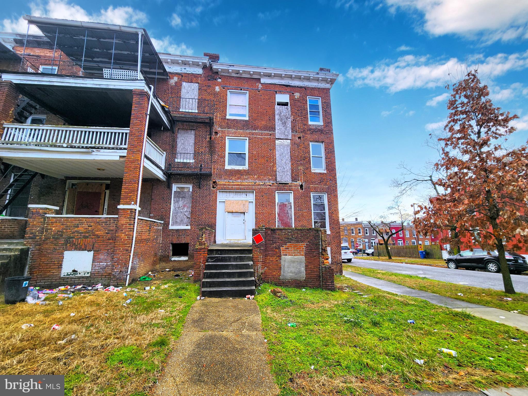 Main image without alt text