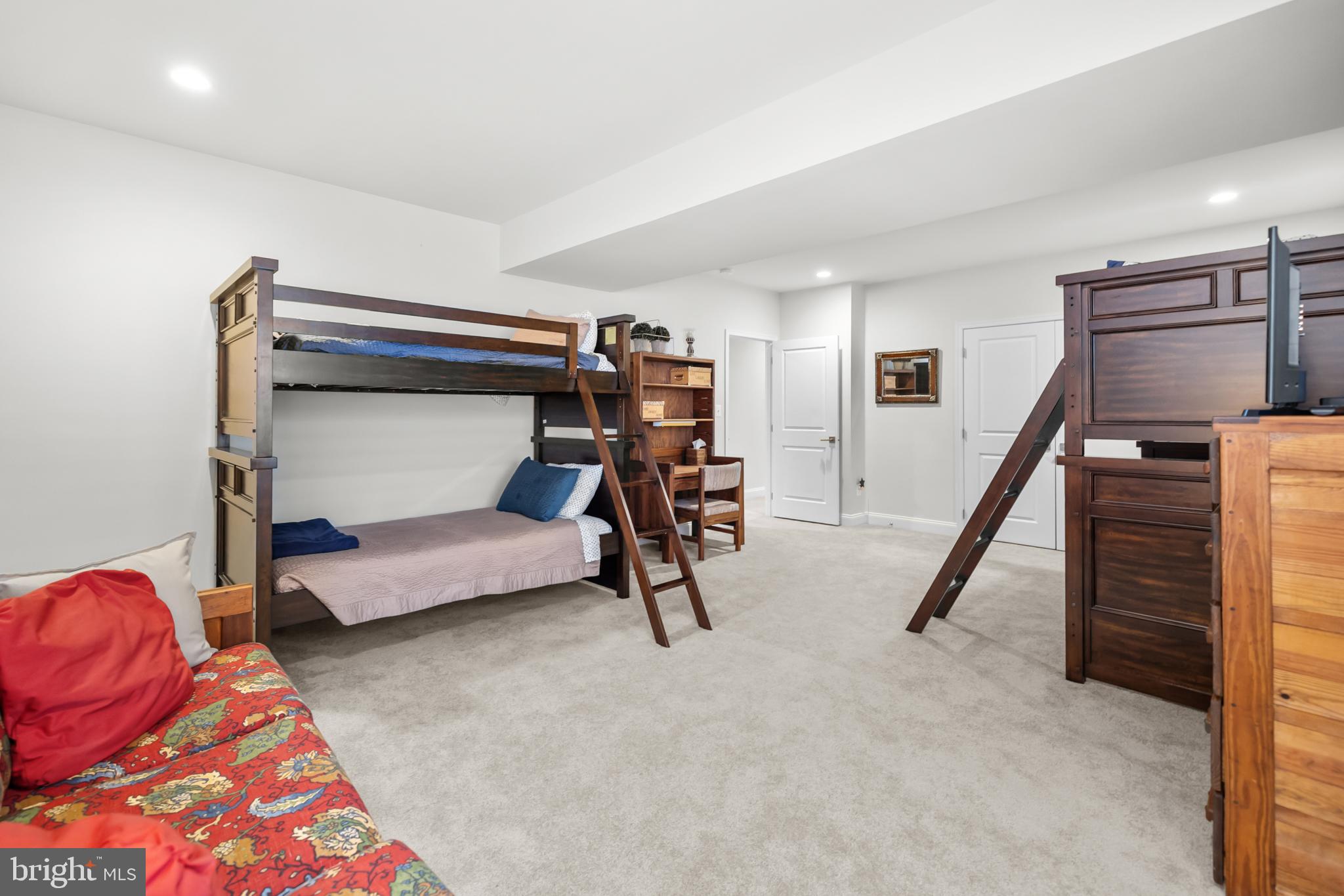 REGENCY AT CREEKSIDE - Residential