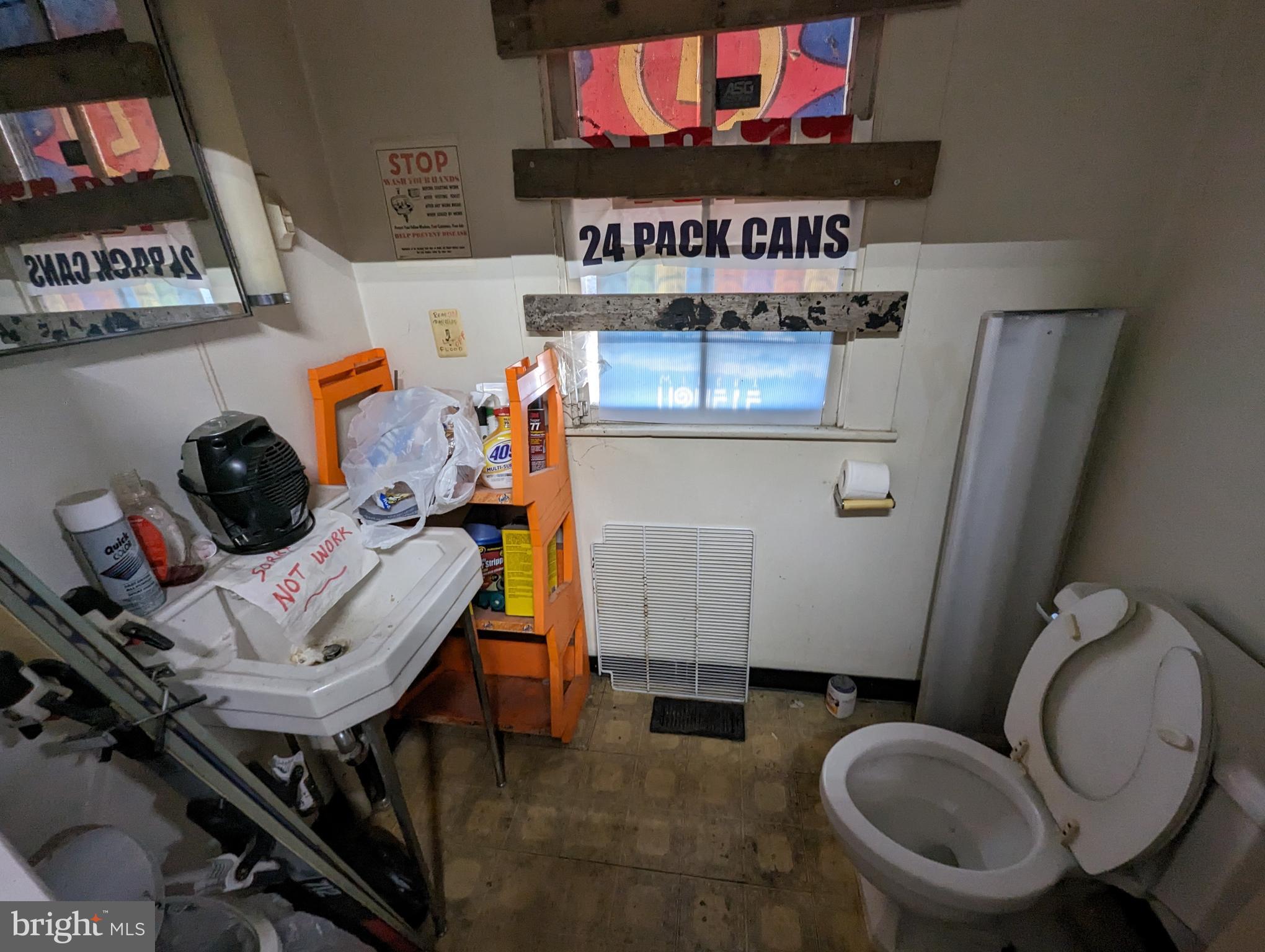 Main image without alt text