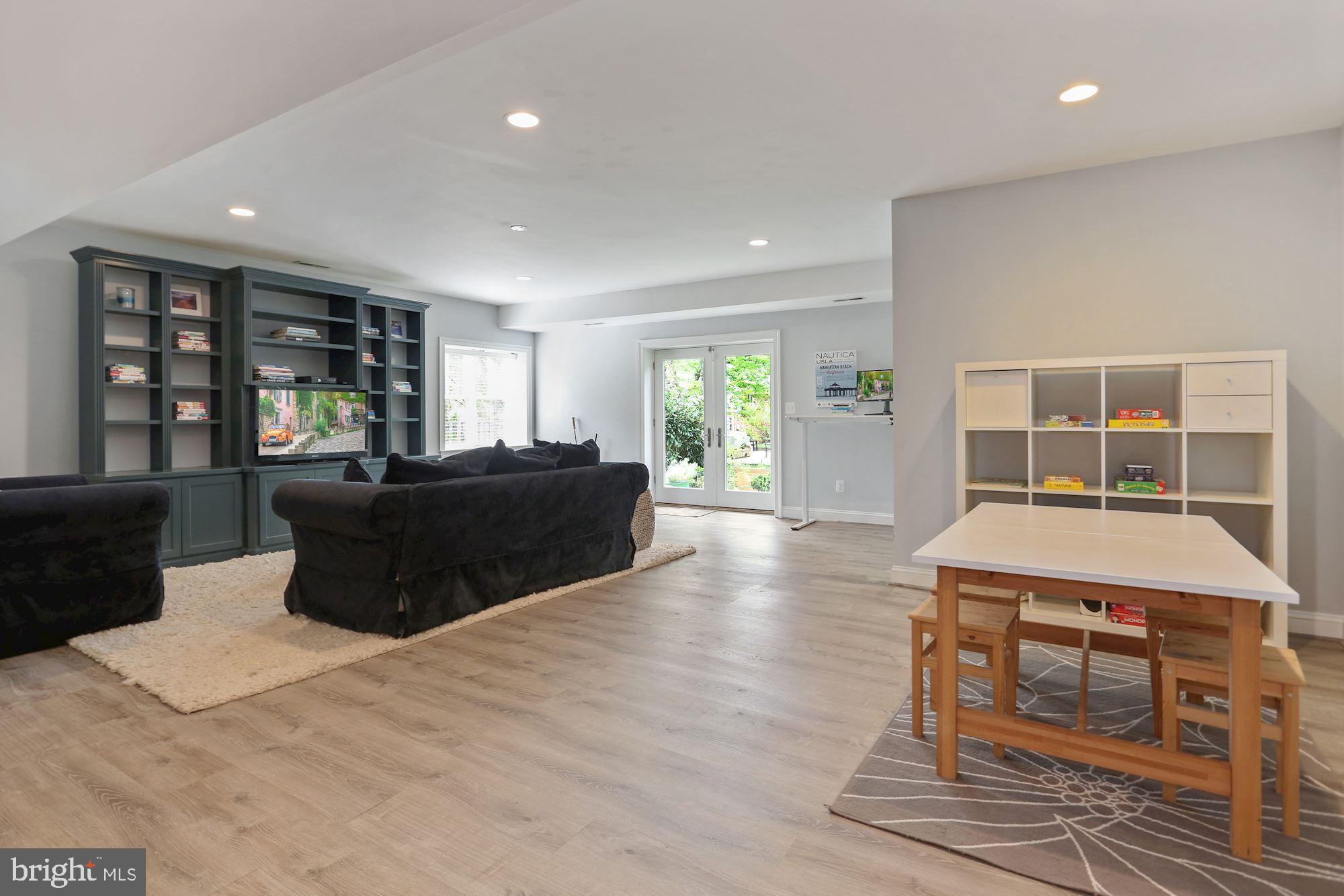 COUNTRY CLUB MANOR - Residential