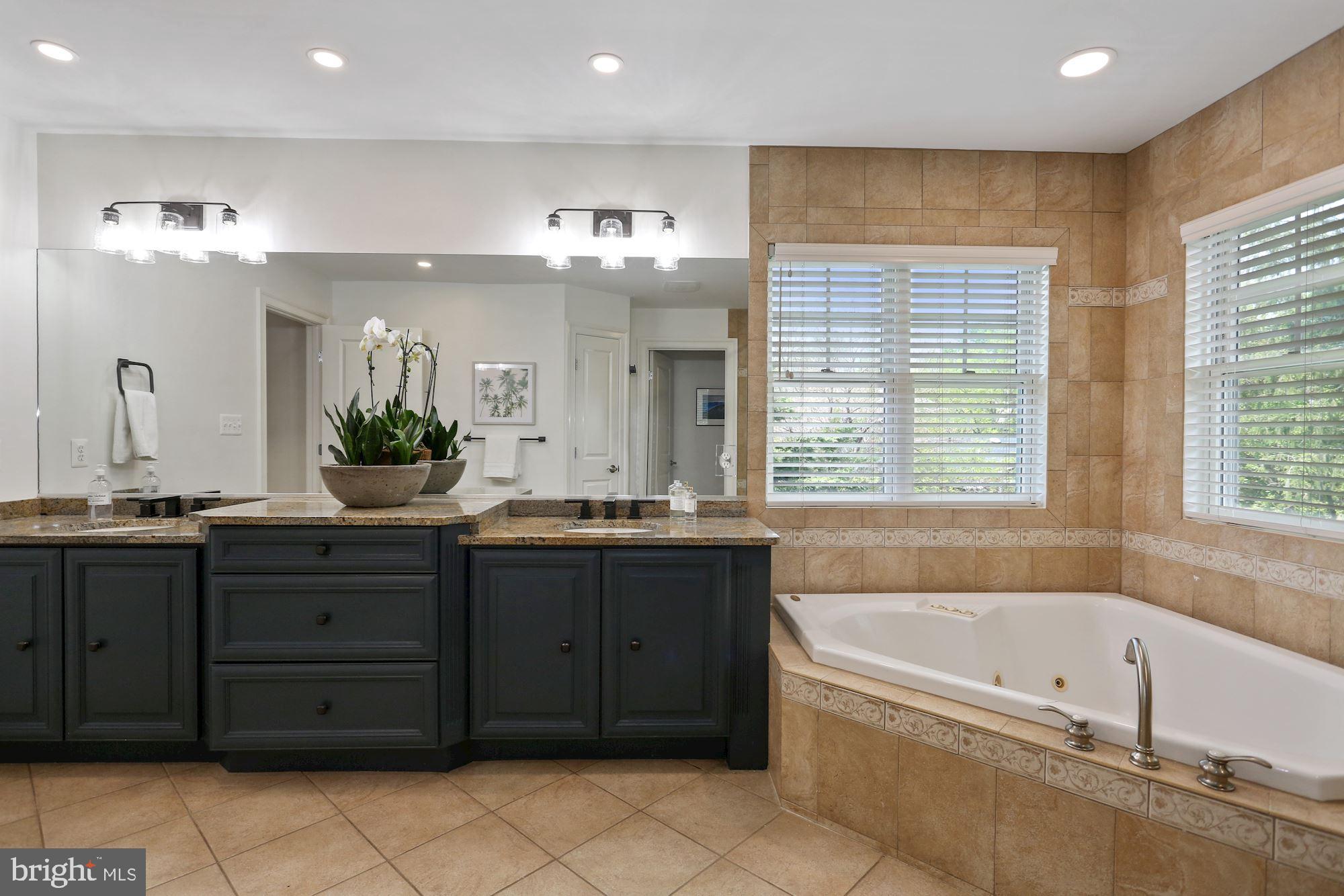 COUNTRY CLUB MANOR - Residential