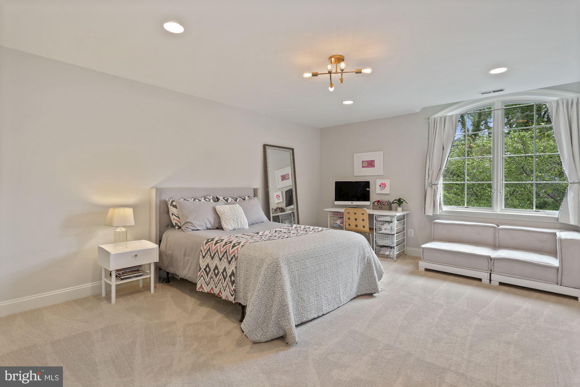 COUNTRY CLUB MANOR - Residential