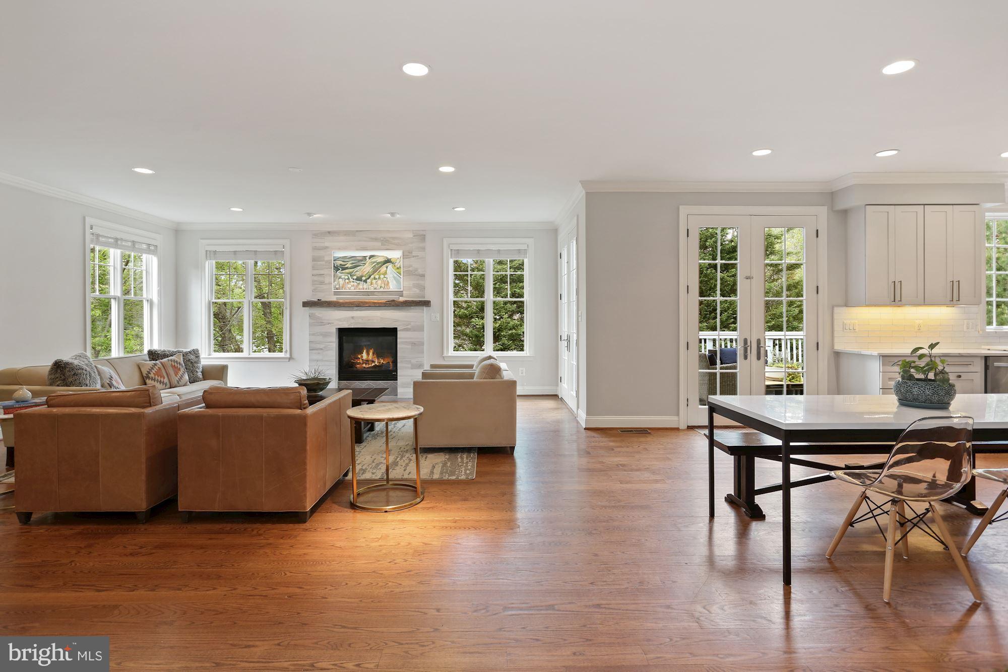 COUNTRY CLUB MANOR - Residential